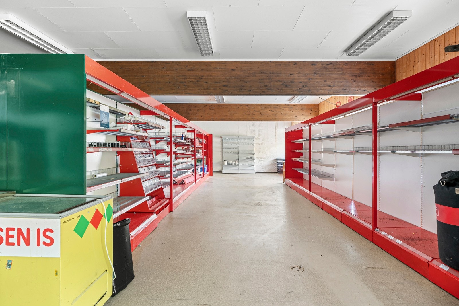 Lokalet har egen inngang, og flere tilhørende rom - inkludert lager, kontor, teknisk rom og en eldre garasje. Galleribilde