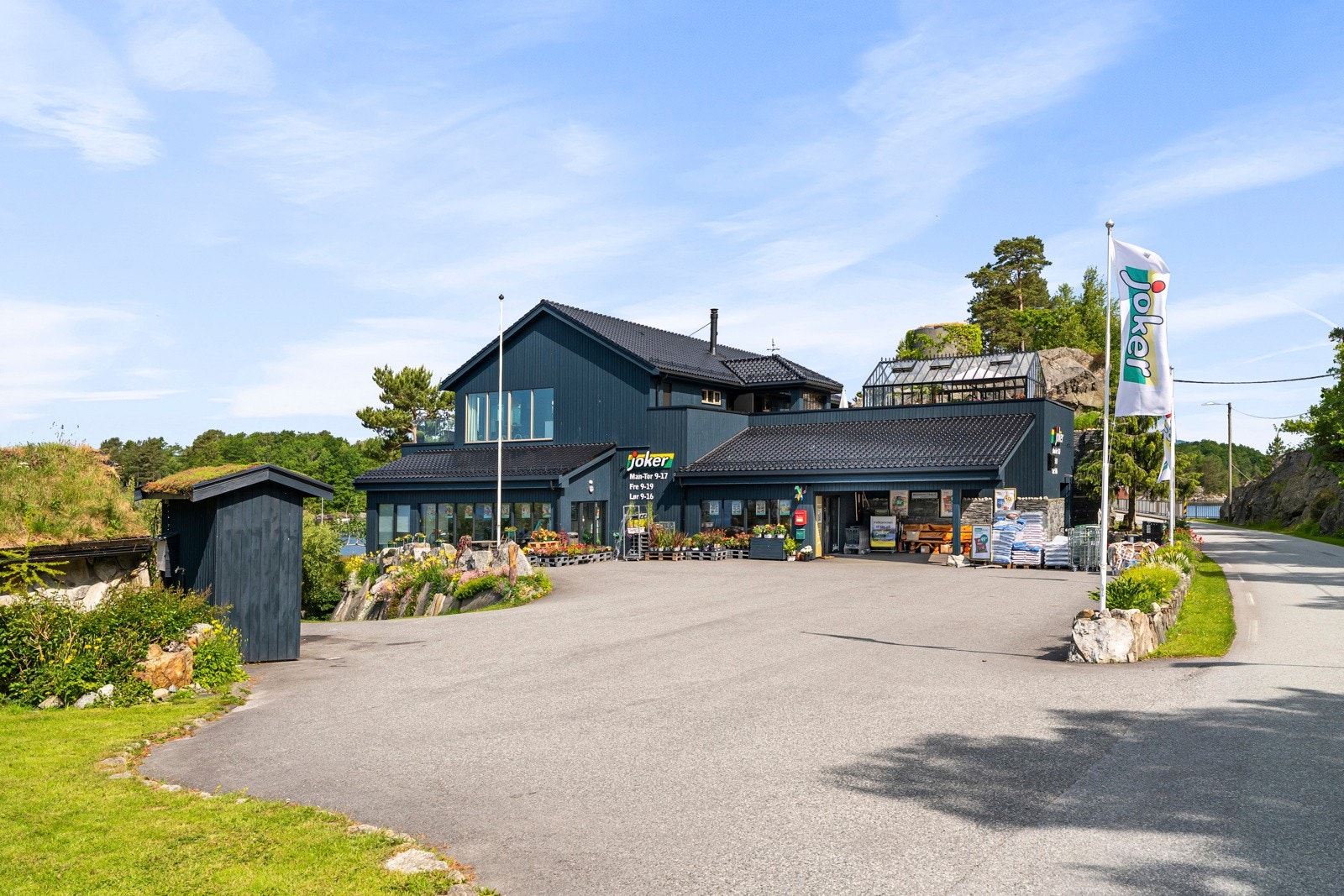 Det er også nærhet til lokal dagligvarebutikk. Joker Helgøysund ligger ca 10 min unna med bil. Galleribilde