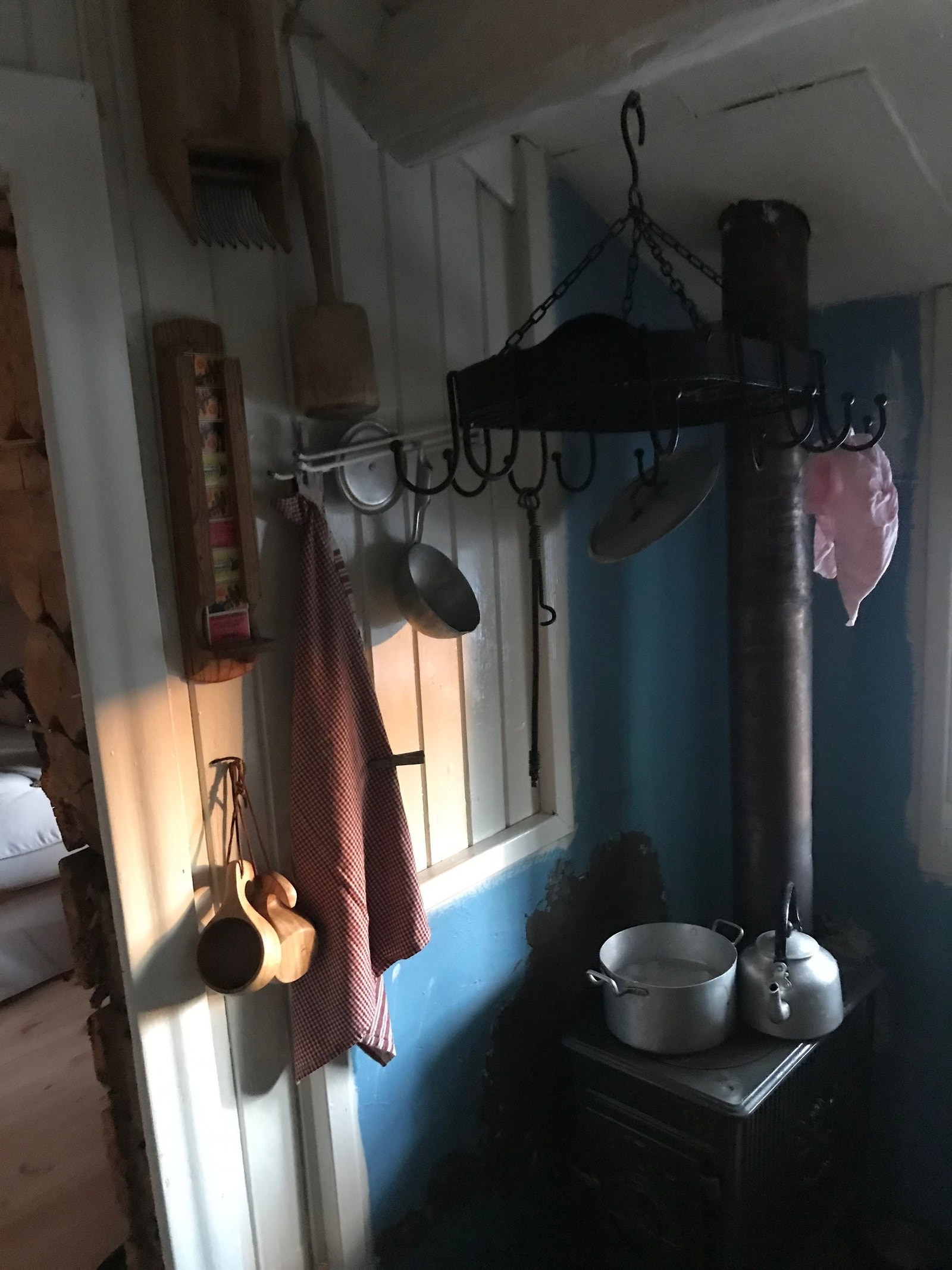 Kjøkken. Blir fort varmt når det fyres opp på vinteren Galleribilde