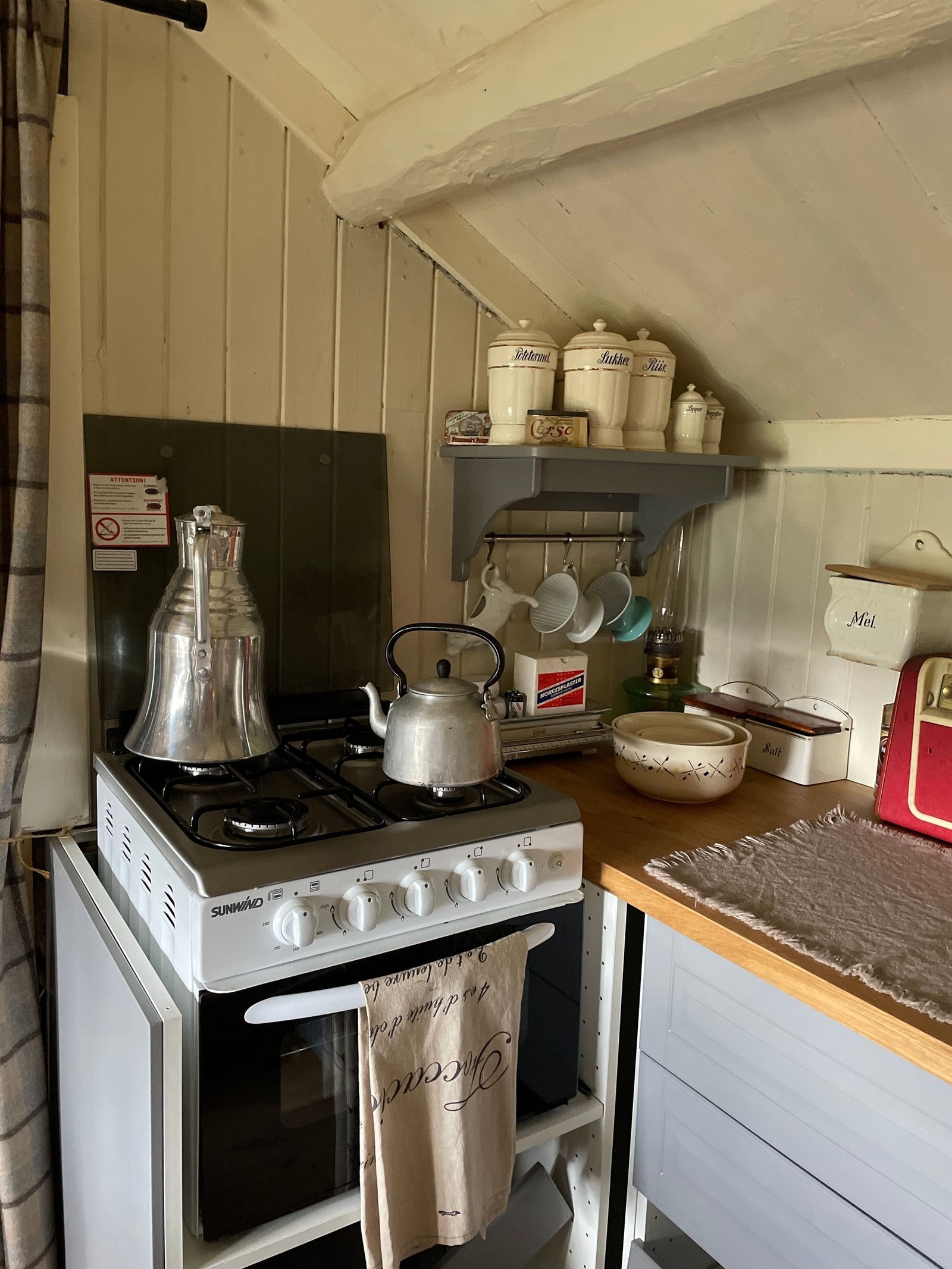 Gass plater og gass stekeovn. Neste ikke brukt følger med Galleribilde