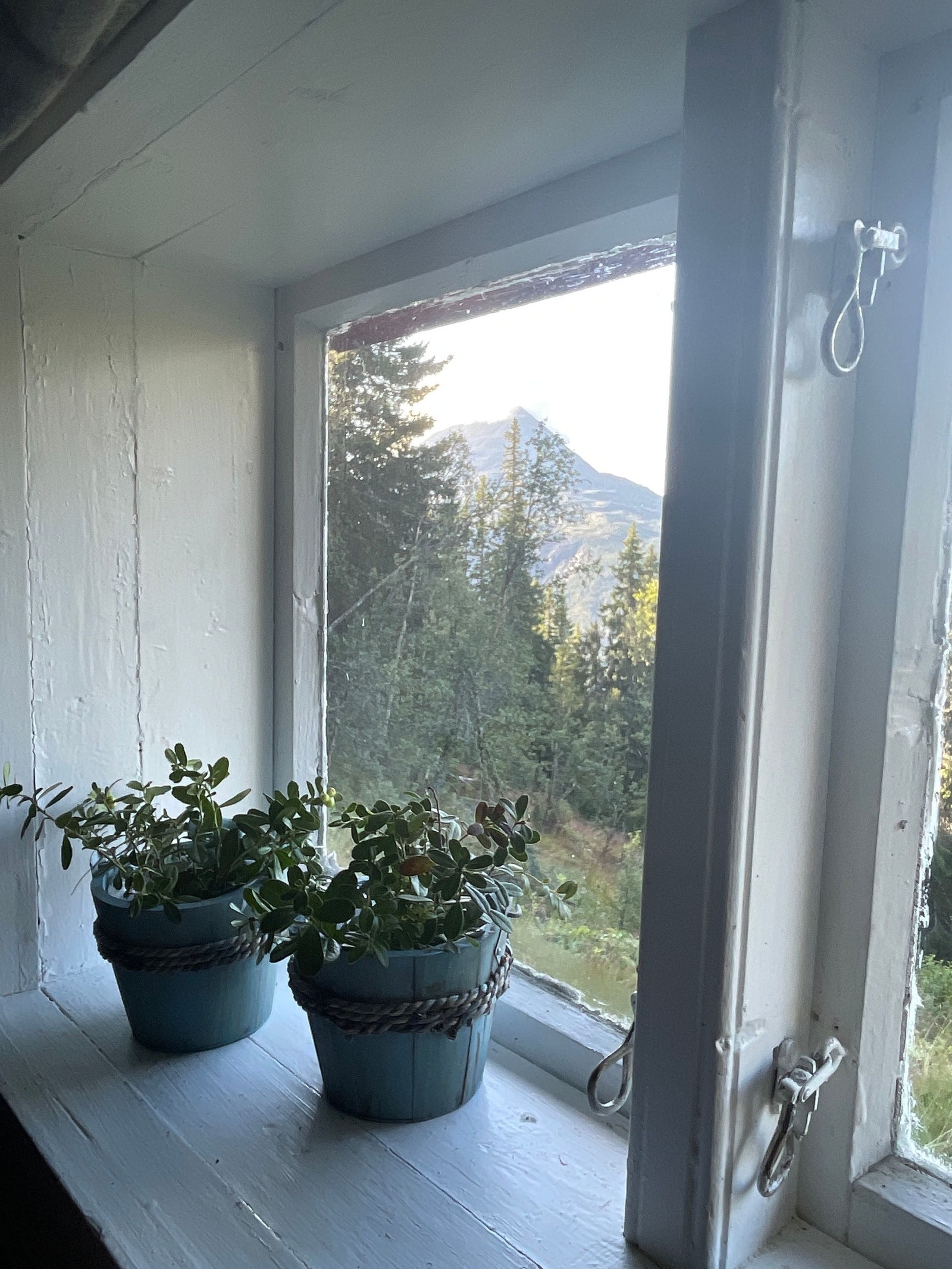 Utsikt mot Gaustadtoppen fra kjøkkenvindu Galleribilde