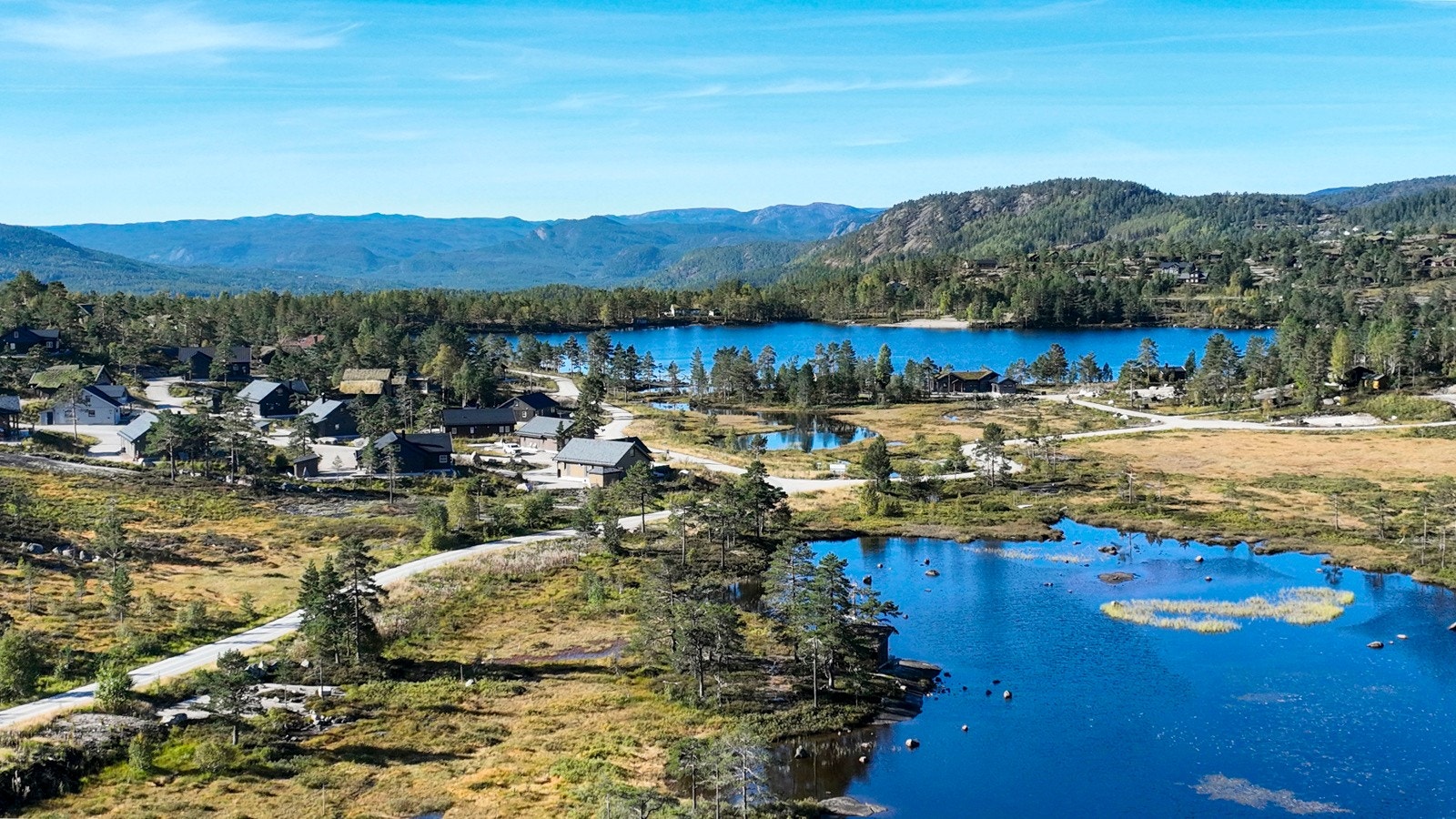 Rundt hyttefeltet ligger fire idylliske vann som åpner for et bredt spekter av aktiviteter. Her kan man padle kano eller kajakk, bade og stupe fra stupebrett, prøve SUP eller fiske - og nyte rolige stunder med piknik på solvarme svaberg. Galleribilde