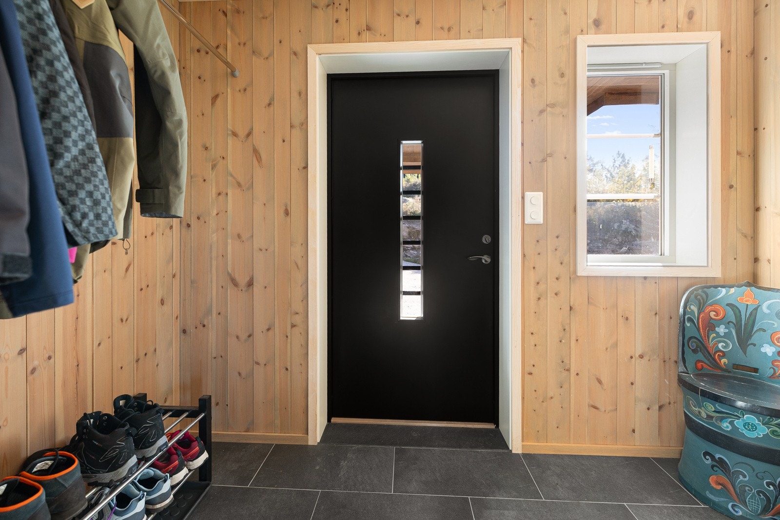Hytta har en stor og lys entré med gode oppbevaringsmuligheter for både yttertøy og sko. Hele første etasje har varmekabler, som gir en behagelig og jevn varme. Galleribilde