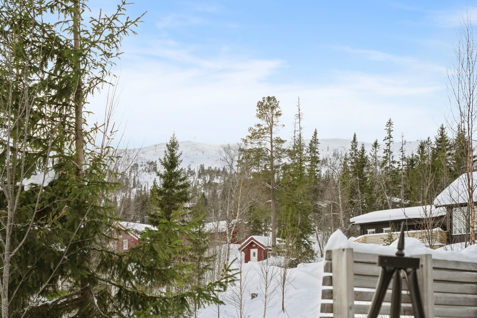Utsikt mot skianlegg. Galleribilde