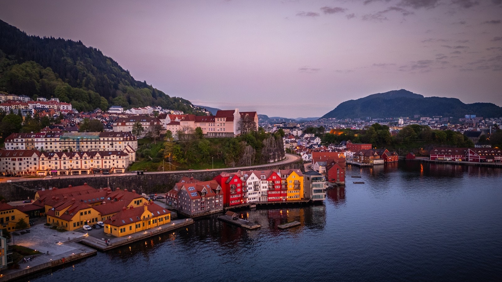 - Fra leiligheten er det få minutters gange til Bryggen og Bergen sentrum med alt av fasiliteter og servicetilbud som Bergen har å by på - Galleribilde