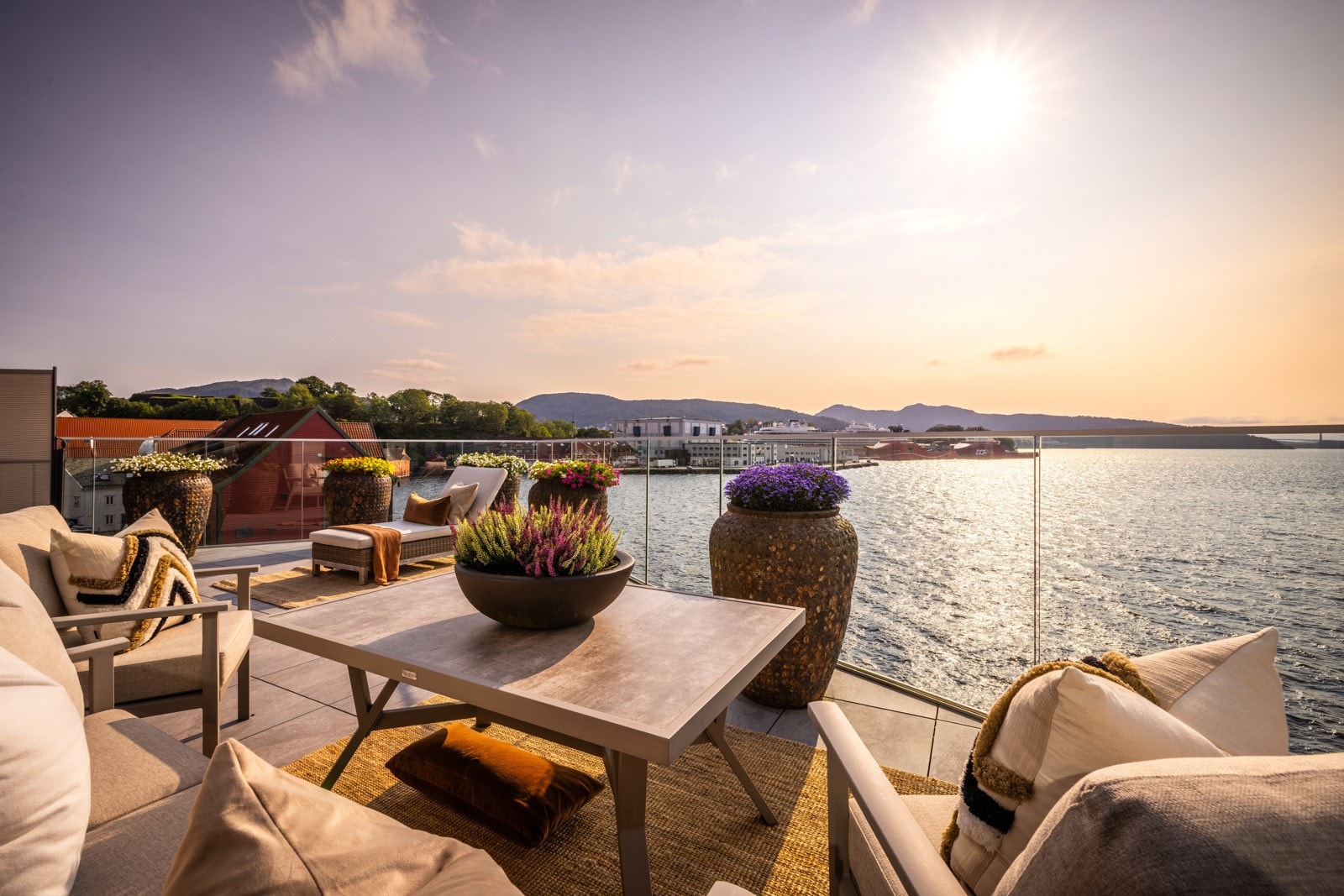 - Det er flislagt dekke, rekkverk i glass og metall, samt tilkobling for strøm, vann og lys - Galleribilde