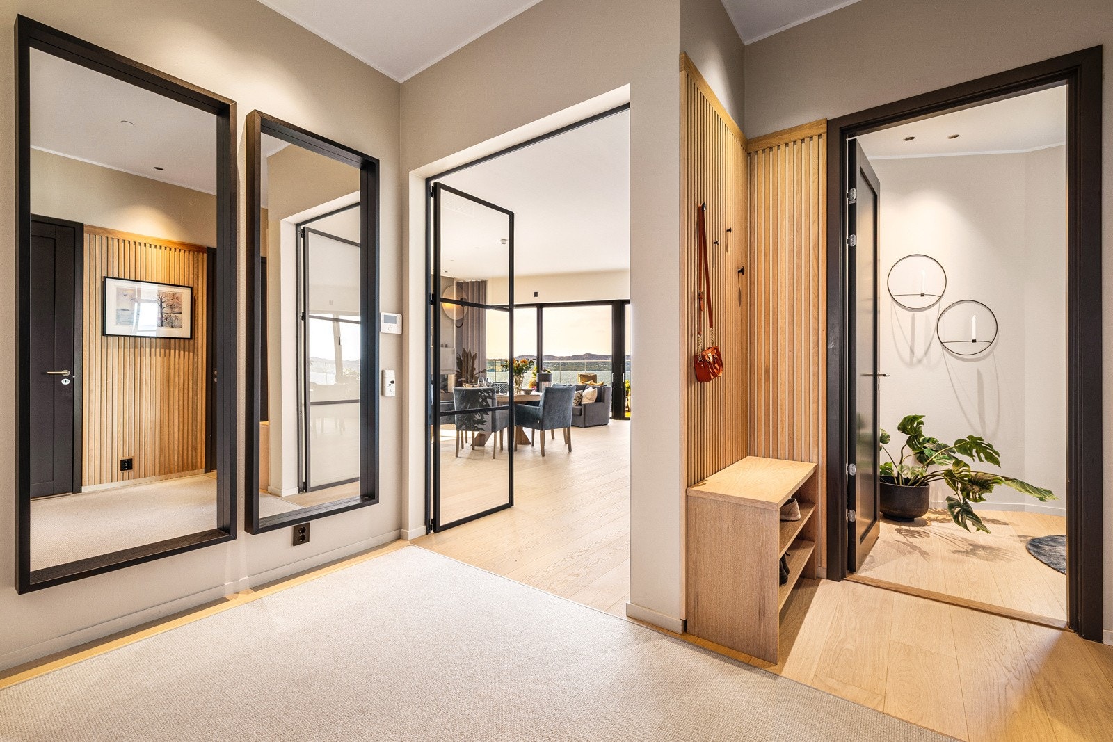 - Alle plassbygde løsninger, blant annet innredning på bad, vaskerom, walk-in, garderober på soverom og gang er levert av Møbelsnekker Sæbø Bygg og Interiør AS - Galleribilde