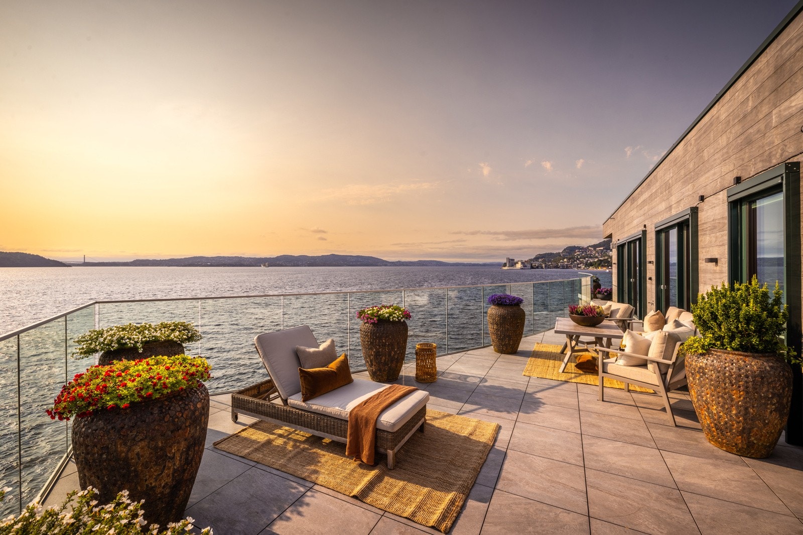 - Terrassen på hele 93 kvm er en sjelden luksus - Galleribilde