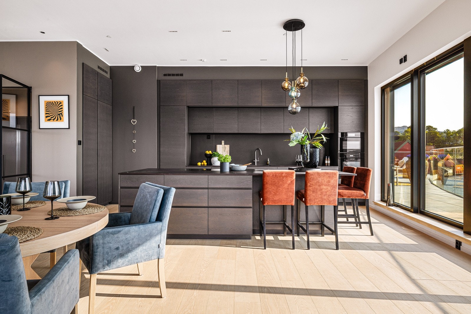 - Heltre kjøkken fra danske Boform med dekton benkeplate og integrerte hvitevarer av høy kvalitet fra Miele og Siemens - Galleribilde