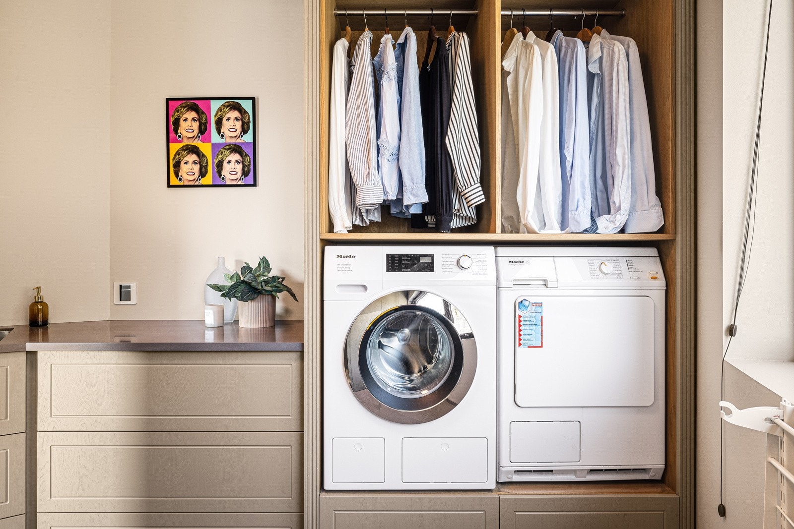 - Det er opphøyet plass til både vaskemaskin og tørketrommel - Galleribilde