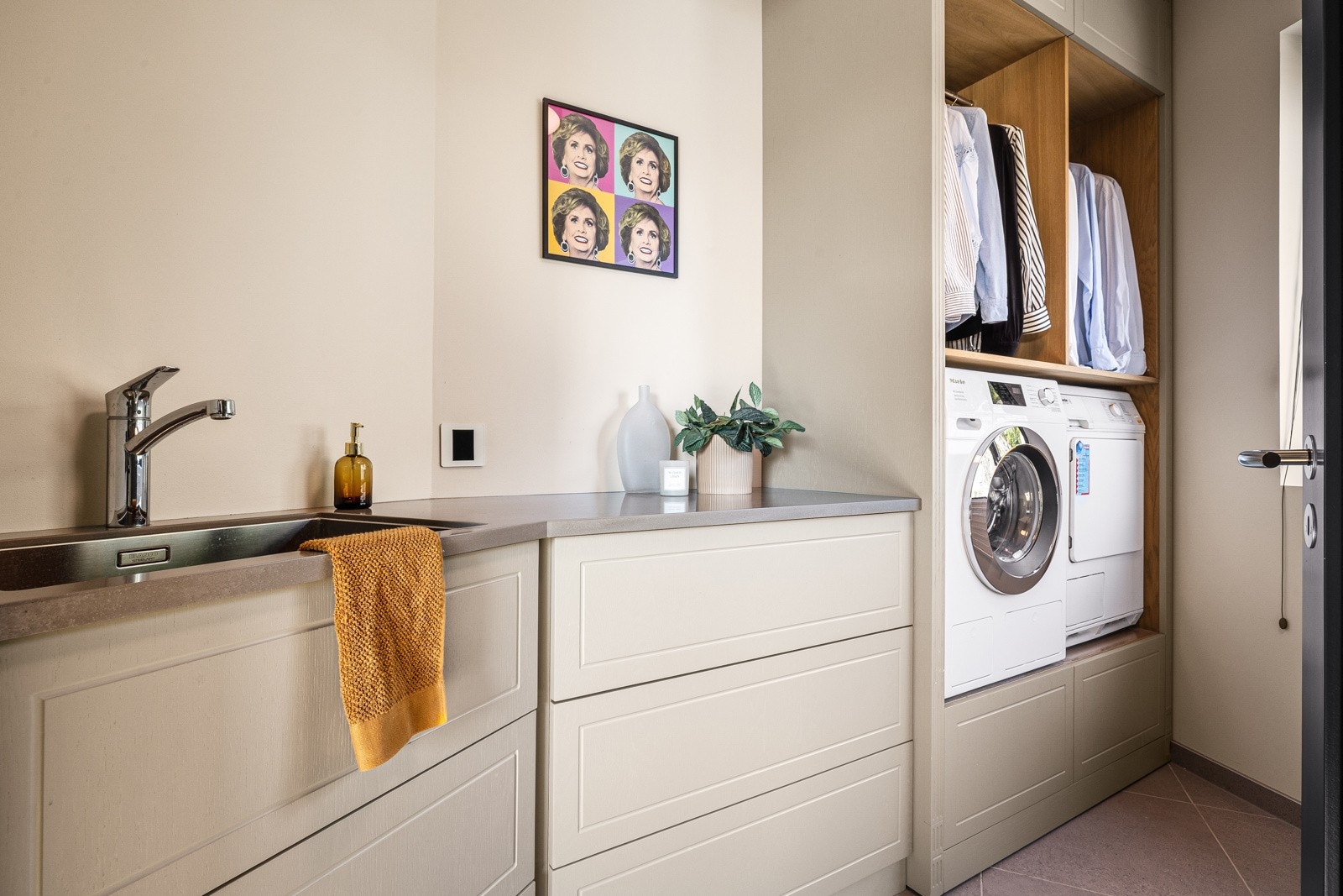 - Vaskerommet er både praktisk og like gjennomført som resten av leiligheten - Galleribilde