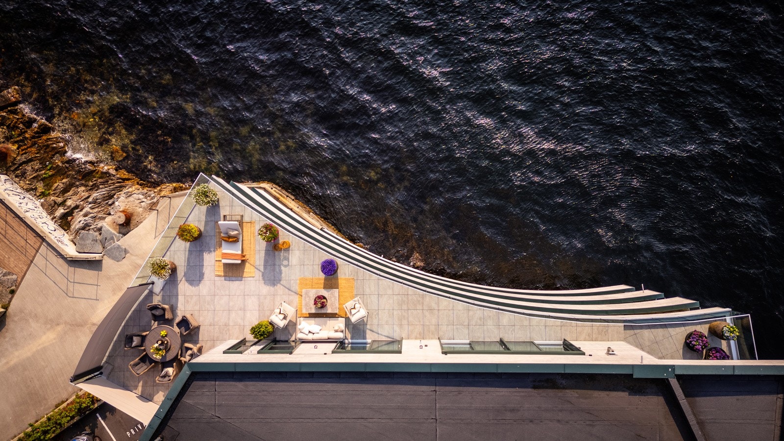 - Her er det rikelig plass til både sosiale sammenkomster og stille stunder med fjorden som nærmeste nabo - Galleribilde