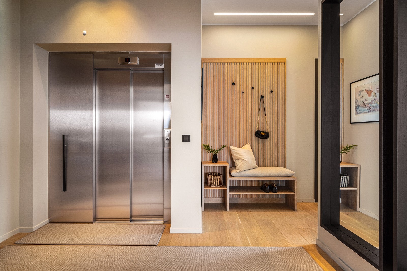 - Den romslige hallen gir et elegant førsteinntrykk i det du trer inn i leiligheten - direkte fra heisen - Galleribilde