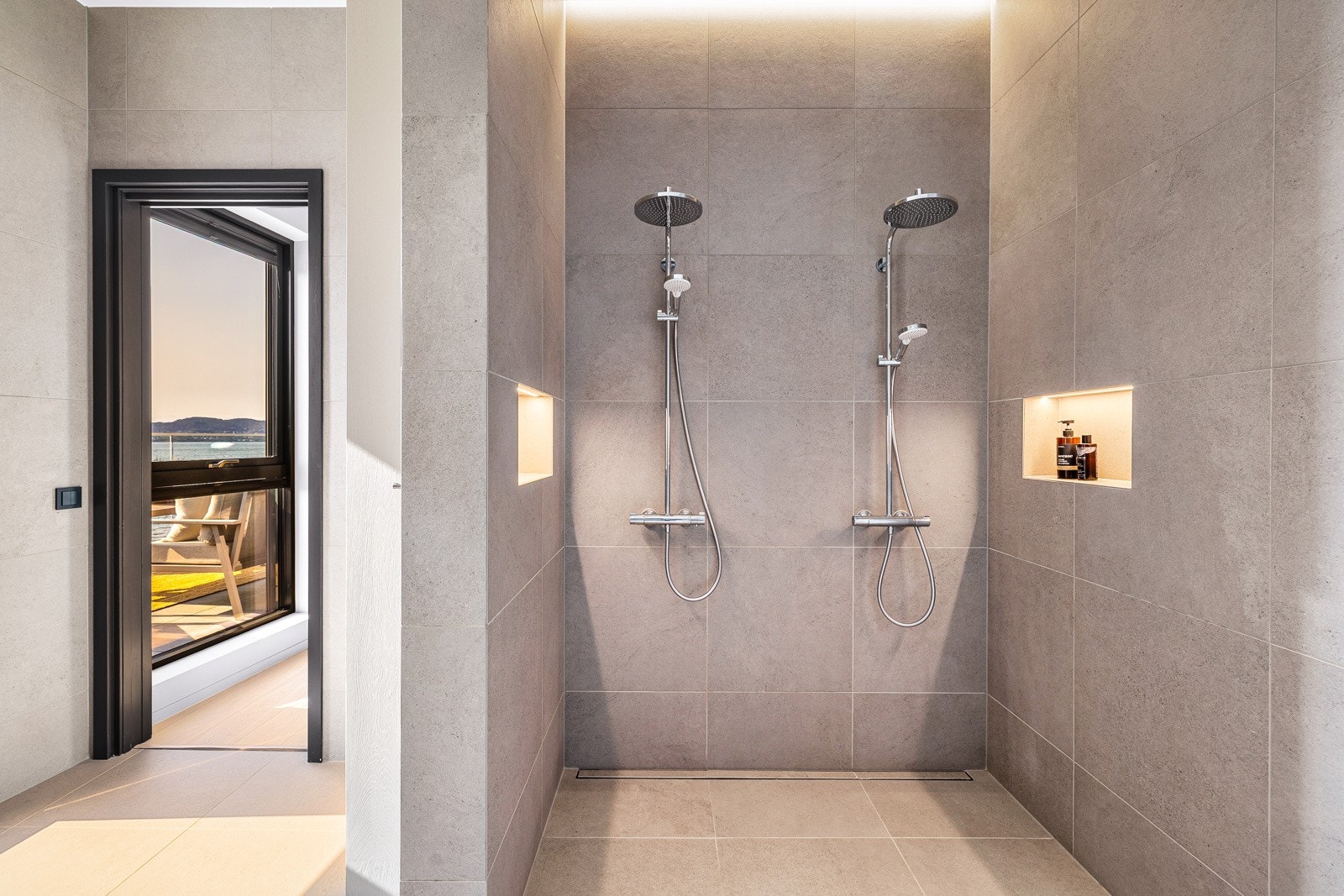 - Dobbeldusj med integrerte hyller - Galleribilde