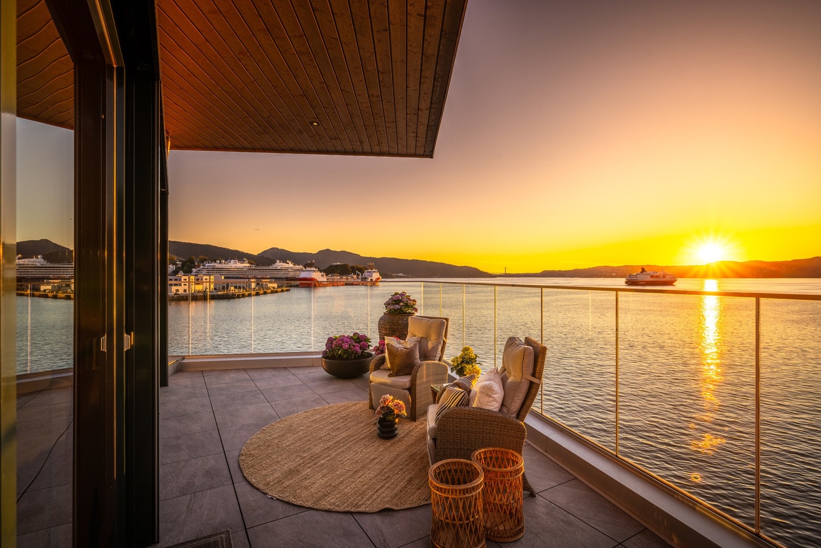 - Terrassen strekker seg rundt to sider av leiligheten - Galleribilde