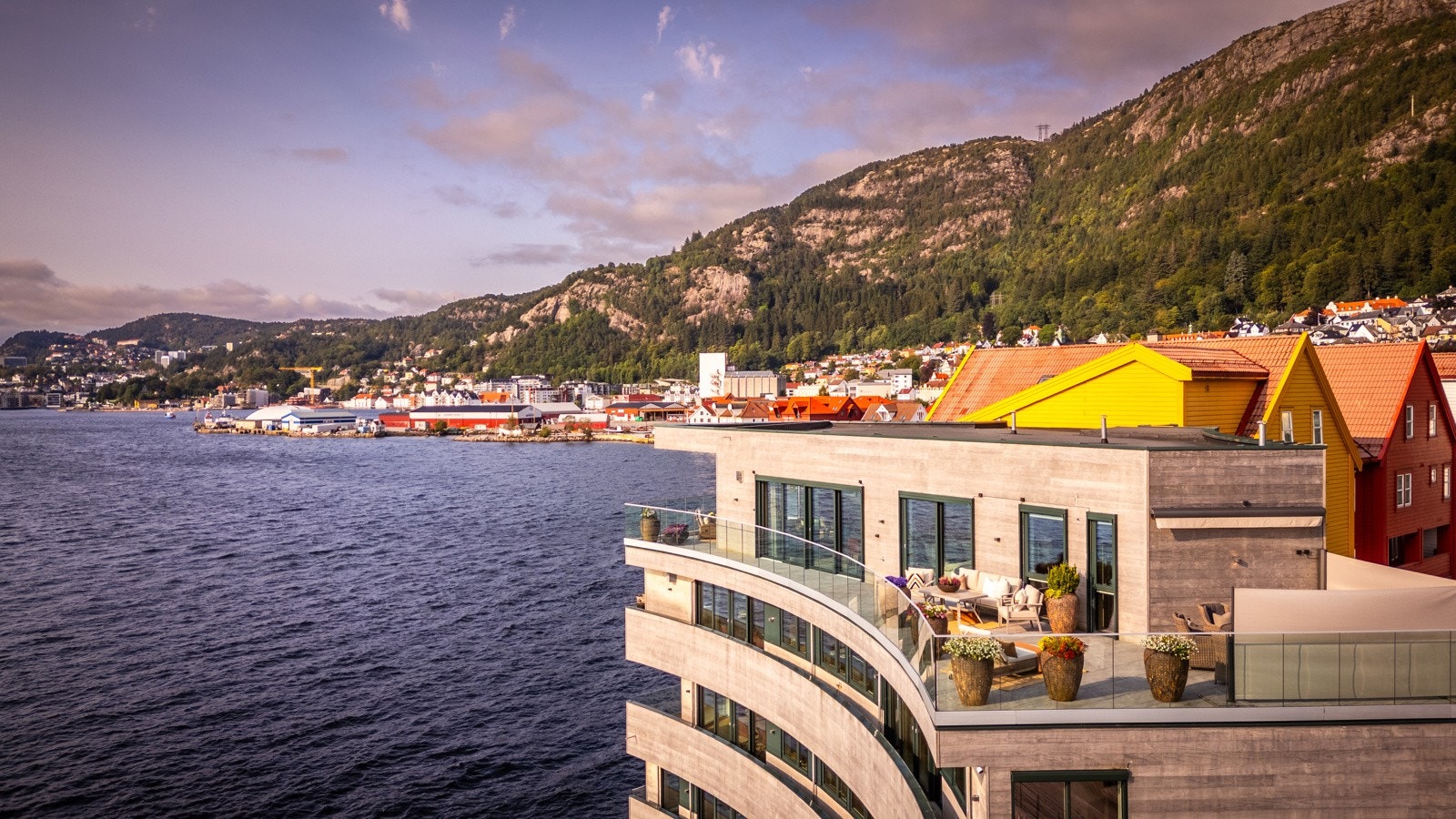 - Med flott altan vendt mot sjøen kan du virkelig nyte solfylte dager til solen går ned over Askøy - Galleribilde