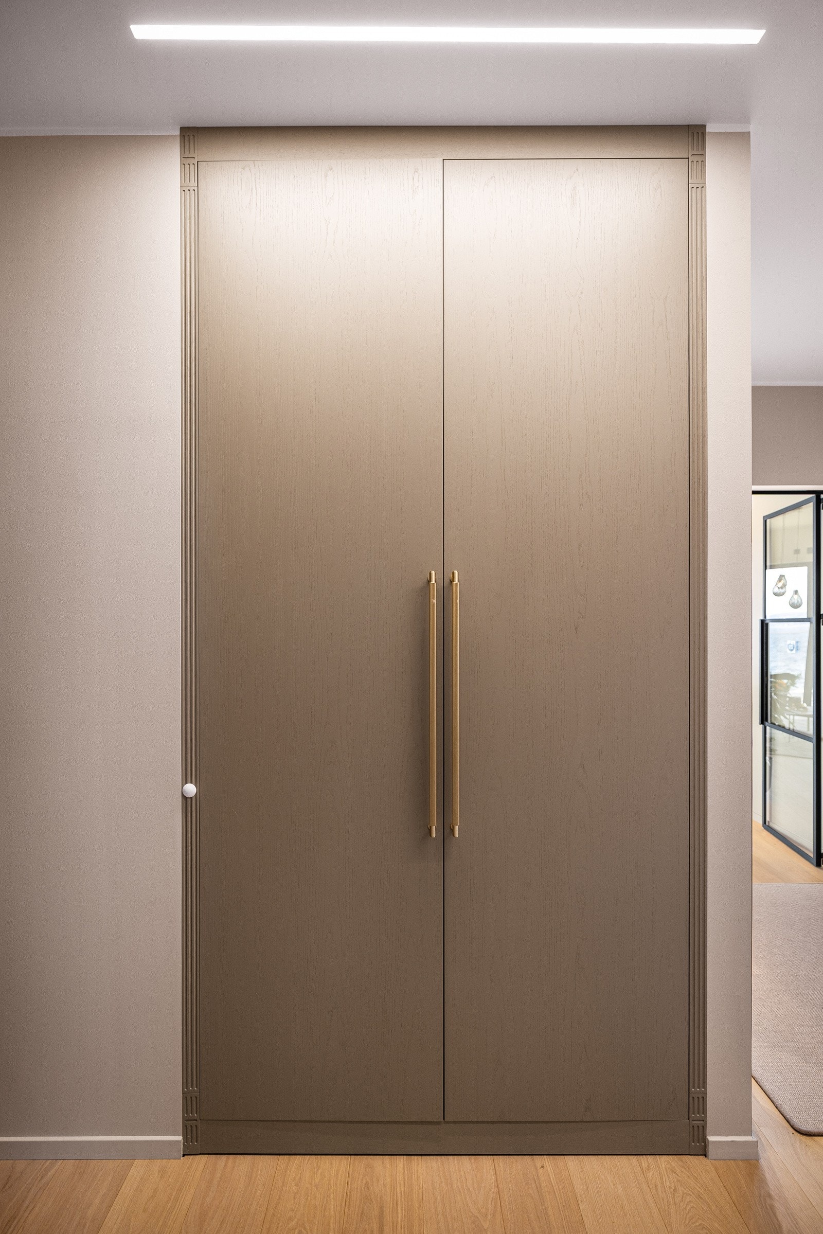 - Hallen har plassbygd garderobeløsning - Galleribilde