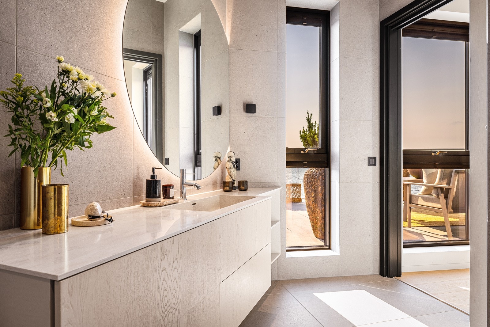 - Badet er svært romslig, helfliset og delikat, med stor baderomsinnredning, dobbel dusj og skjulte høyttalere - Galleribilde