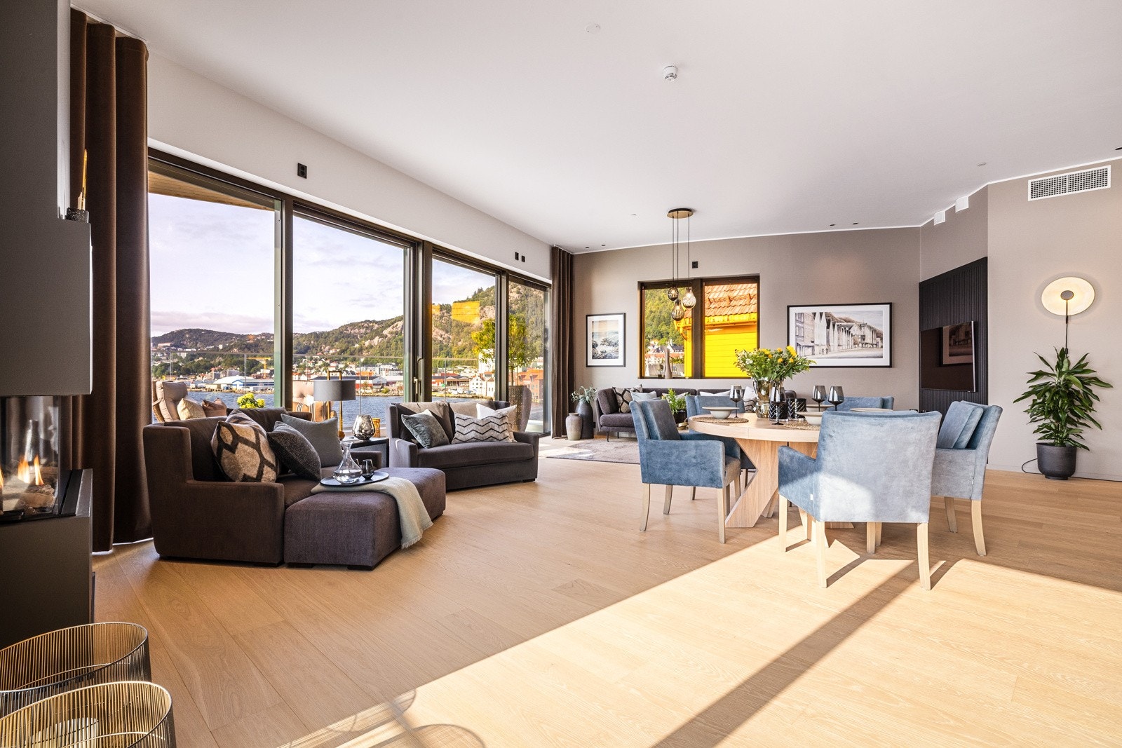 - Sonos-anlegget har skjulte høyttalere i tak på bad, vaskerom, gang, stue og kjøkken, samt utendørs høyttalere - Galleribilde