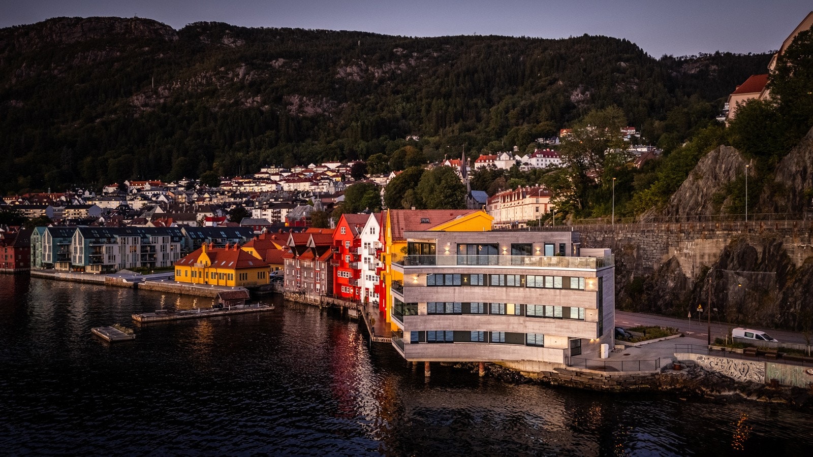 - Leiligheten har førsteklasses beliggenhet i sjøkanten i idylliske Skuteviken - Galleribilde