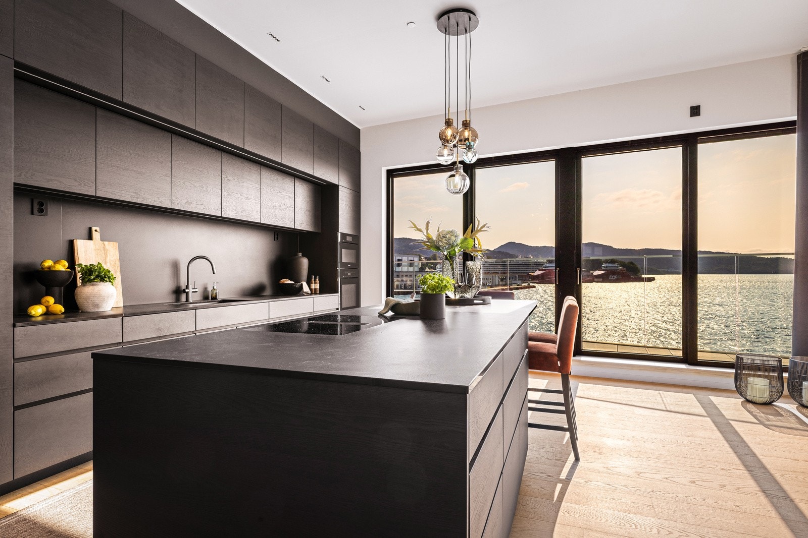 - De integrerte hvitevarene inkluderer to stekeovner, vinskap, oppvaskmaskin, kjøl/frys og platetopp med integrert vifte - Galleribilde