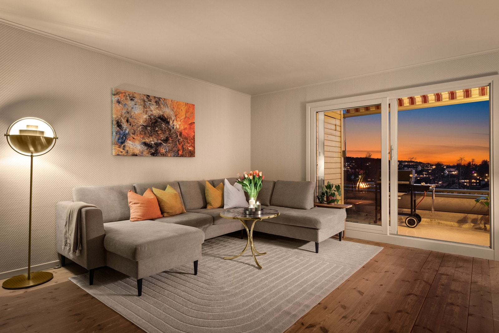 Romslig stue med utgang til vestvendt terrasse med utsikt mot solnedgangen. Galleribilde