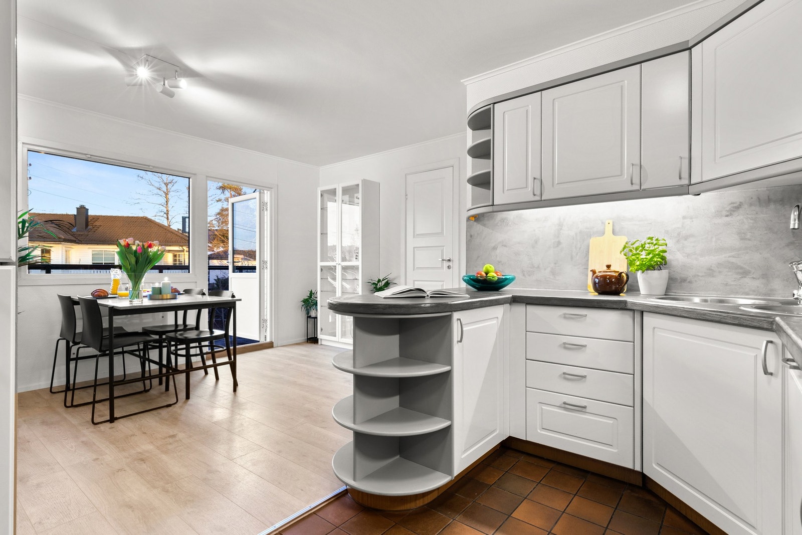 Fra kjøkkenet er det direkte adkomst til en innvendig bod, som gir praktisk oppbevaringsplass for bl.a kjøkkenredskaper og rengjøringsartikler. Galleribilde