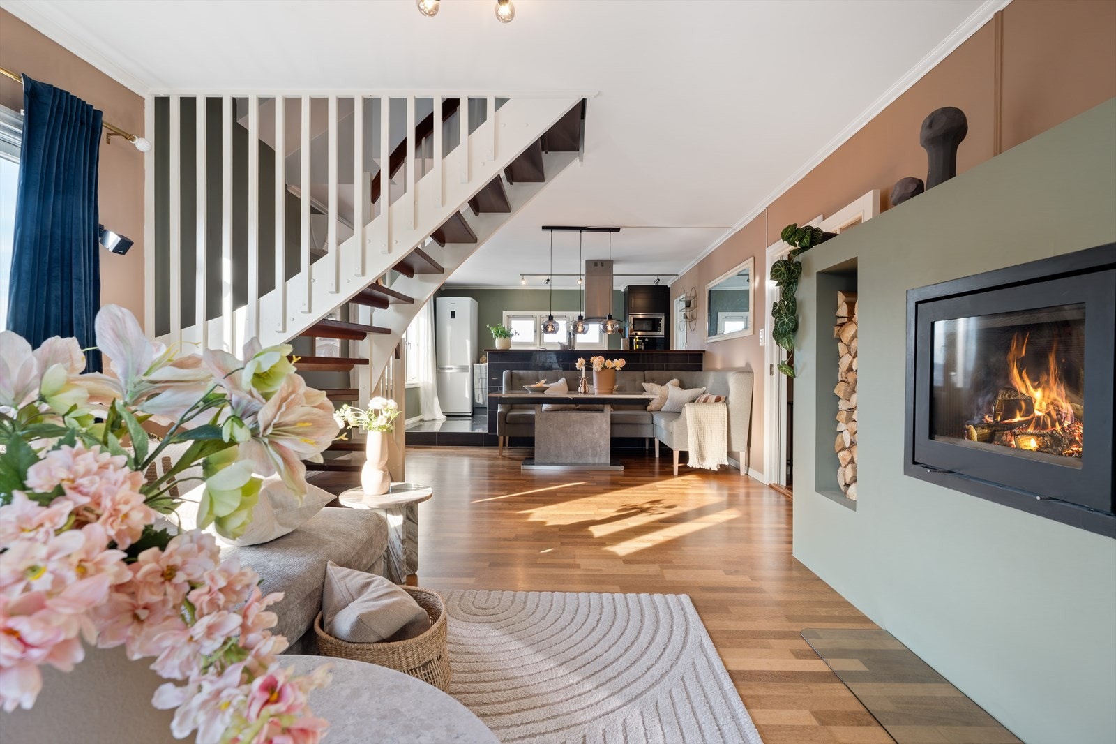 Dette er selve hjertet i boligen! Nydelig peisinnsats er prikken over i-en. Galleribilde