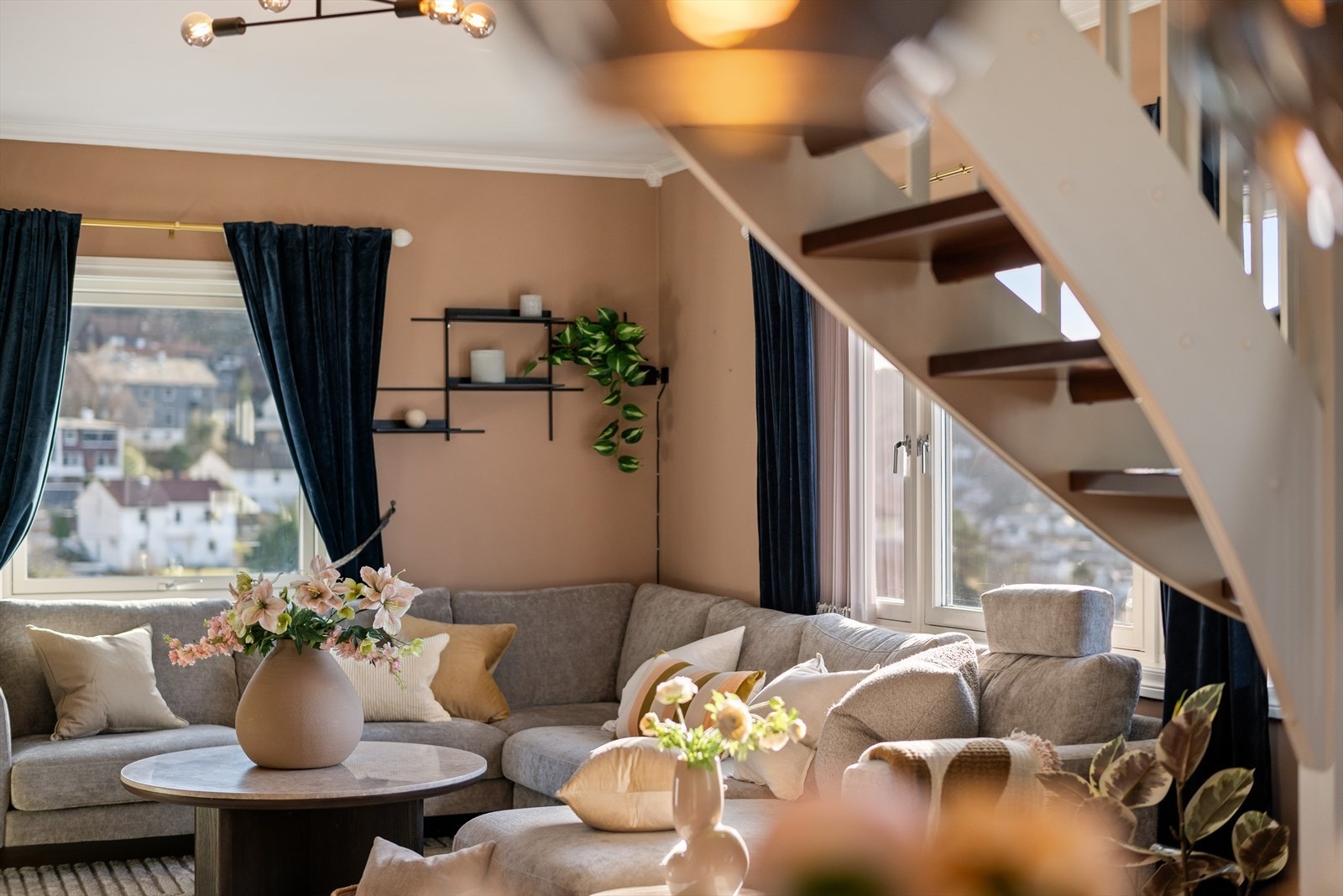 Store vinduer mot både sør og vest sørger for mye naturlig lys. Galleribilde