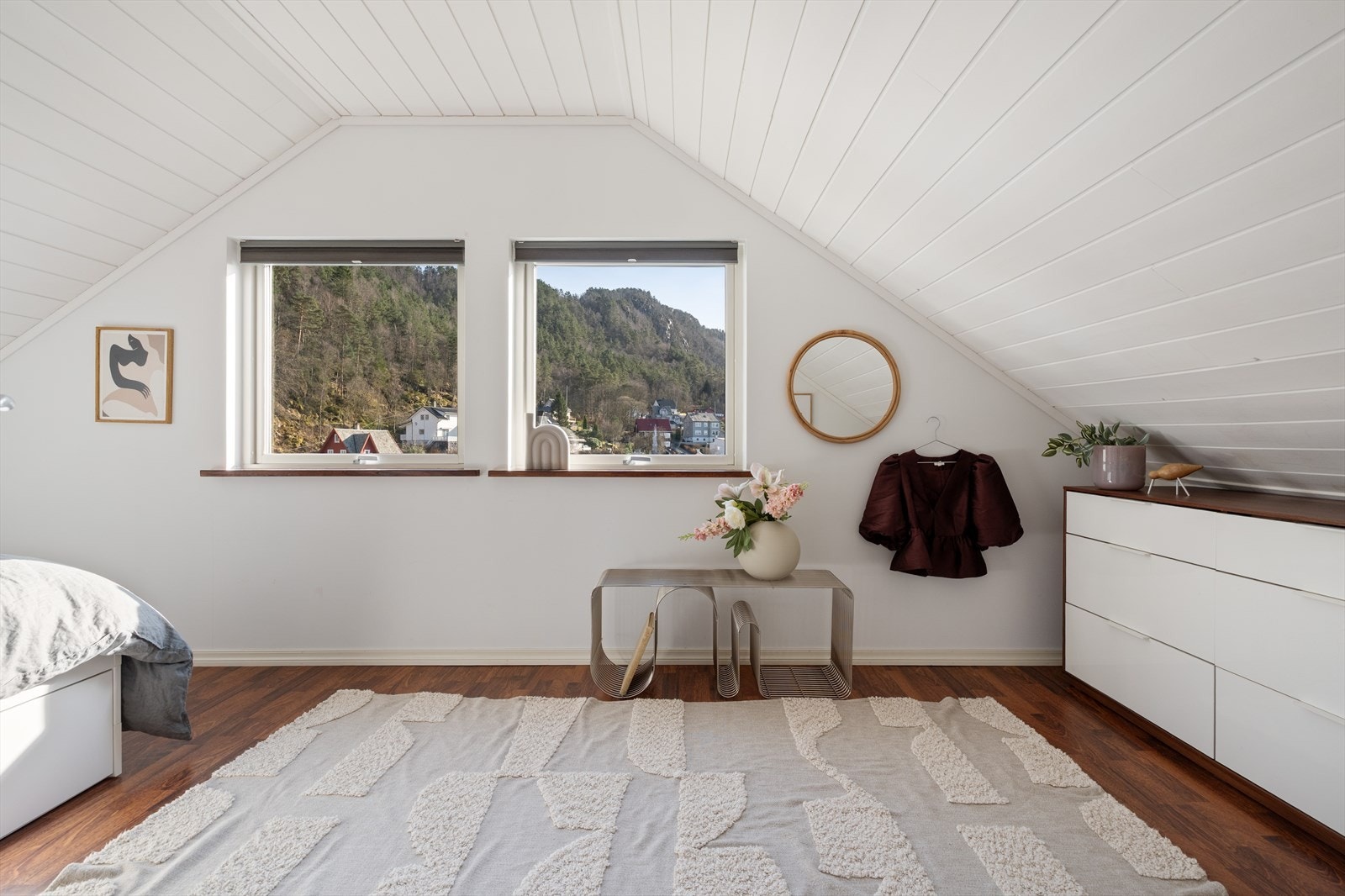 I loftsetasjen er det to soverom på hhv. 10,5 m² og 10,9 m². Galleribilde