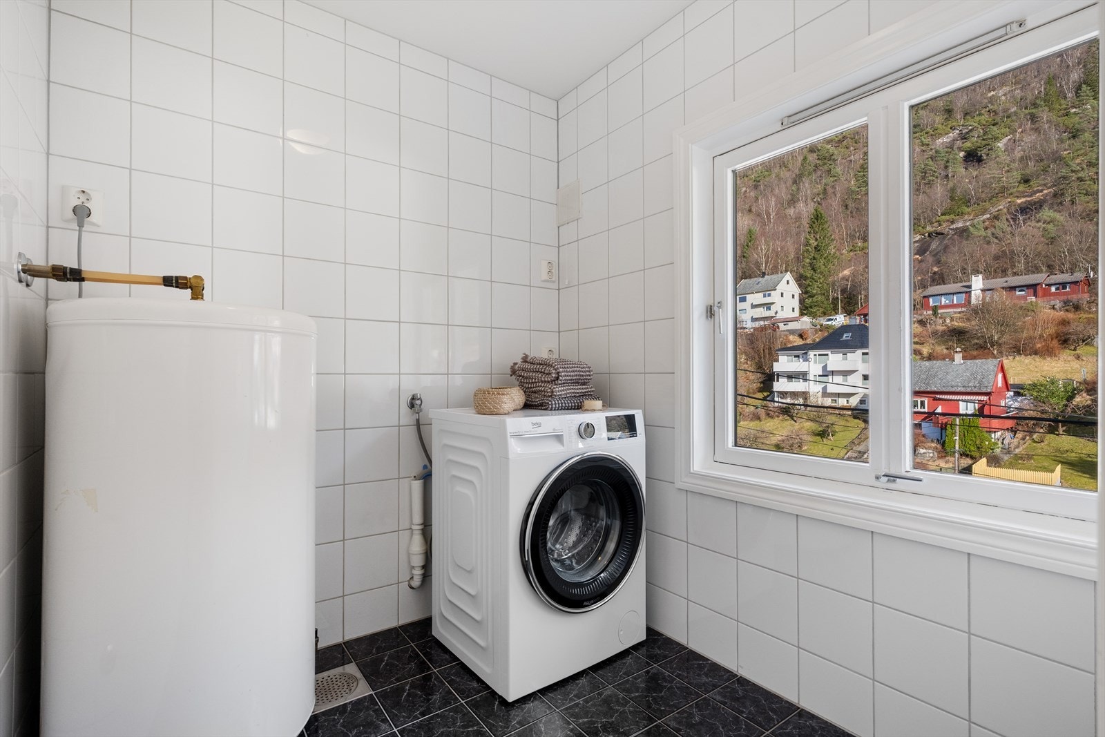 Videre inn fra badet er det et meget praktisk vaskerom. Galleribilde