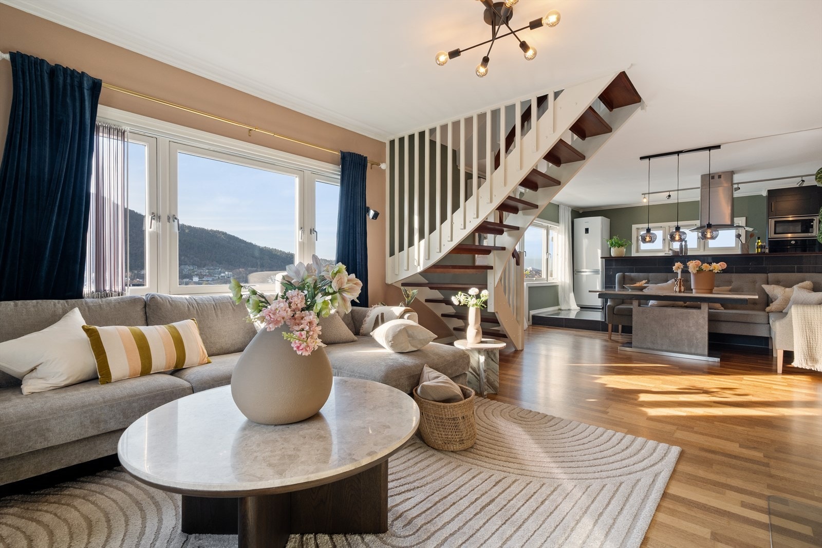 Stuen kan møbleres i to soner - sofagruppe i sør og spisegruppe i nord, mot kjøkkenet. Galleribilde