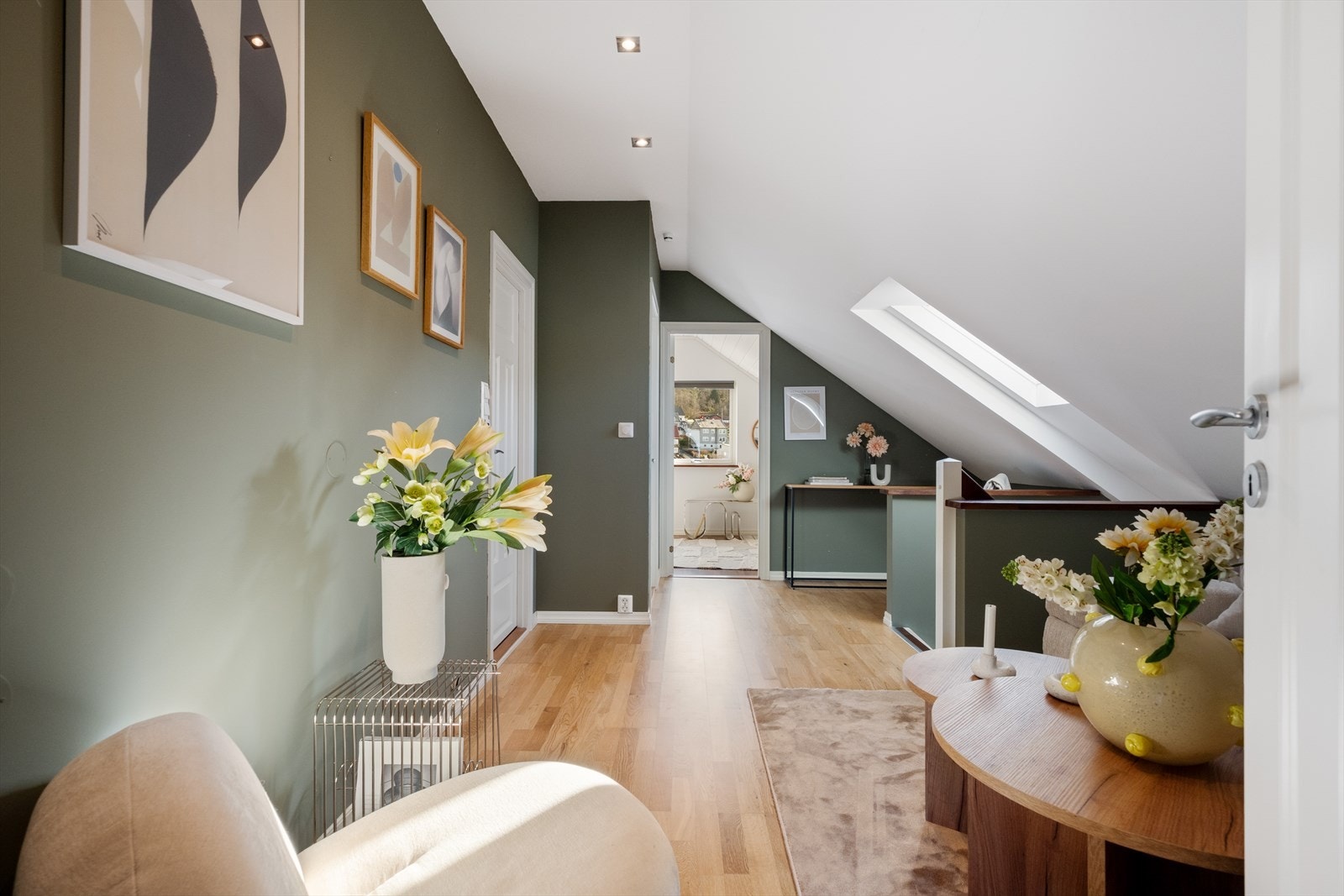 Loftsetasjen har egen inngangsdør fra felles oppgang mht. ev. utleiemuligheter. Galleribilde