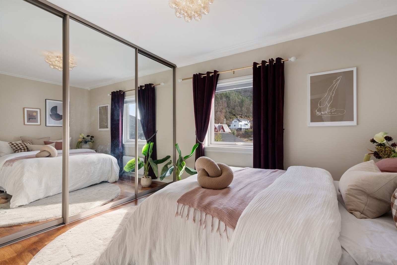 Stor integrert skyvedørsgarderobe. Galleribilde