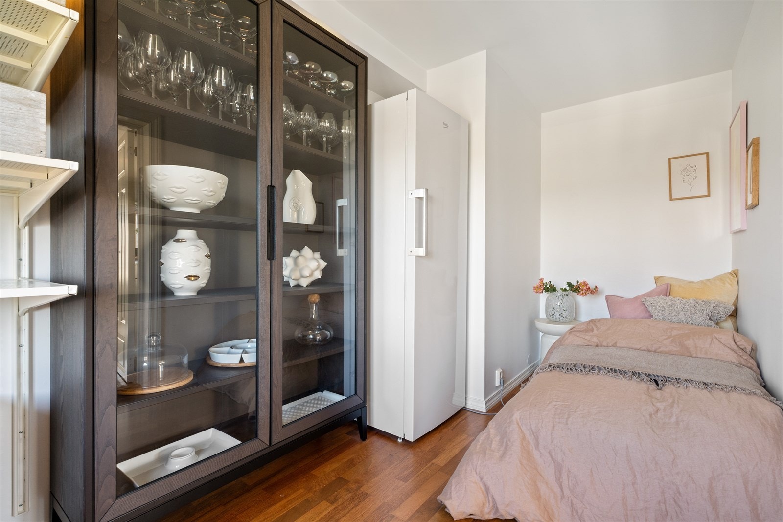 Fra stuen er det tilkomst til et soverom. Galleribilde