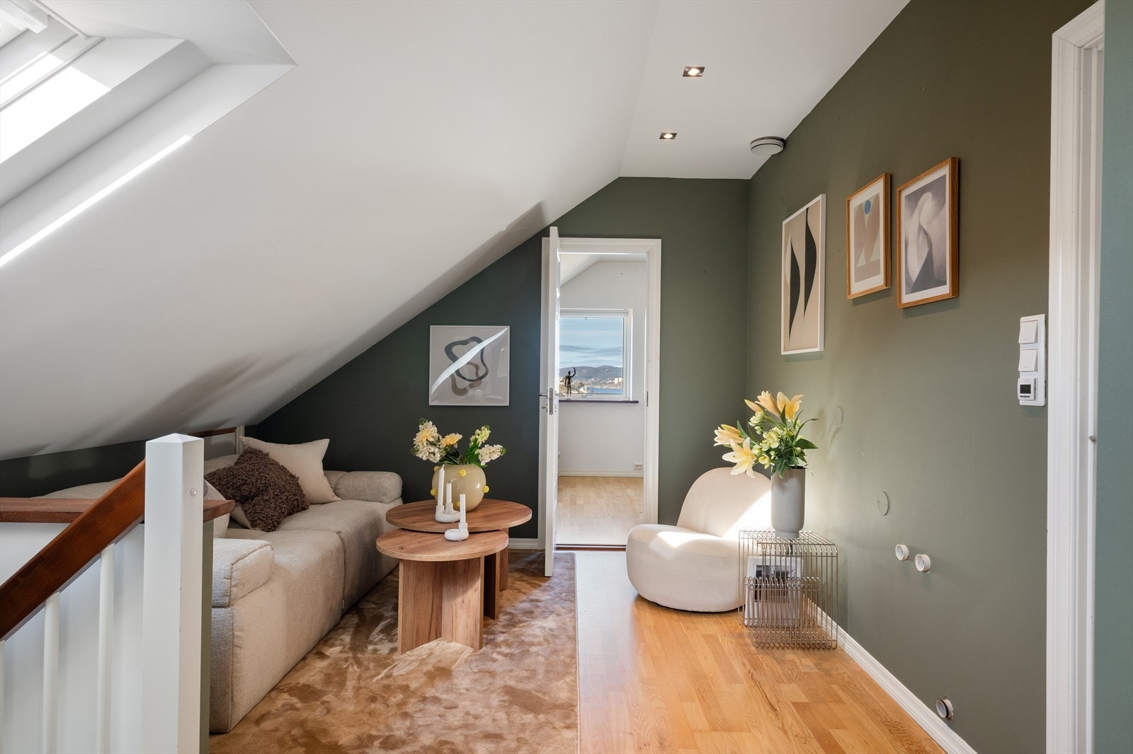 Velkommen opp til loftsetasjen. Her er det også møbleringsmuligheter i gangarealet. Galleribilde