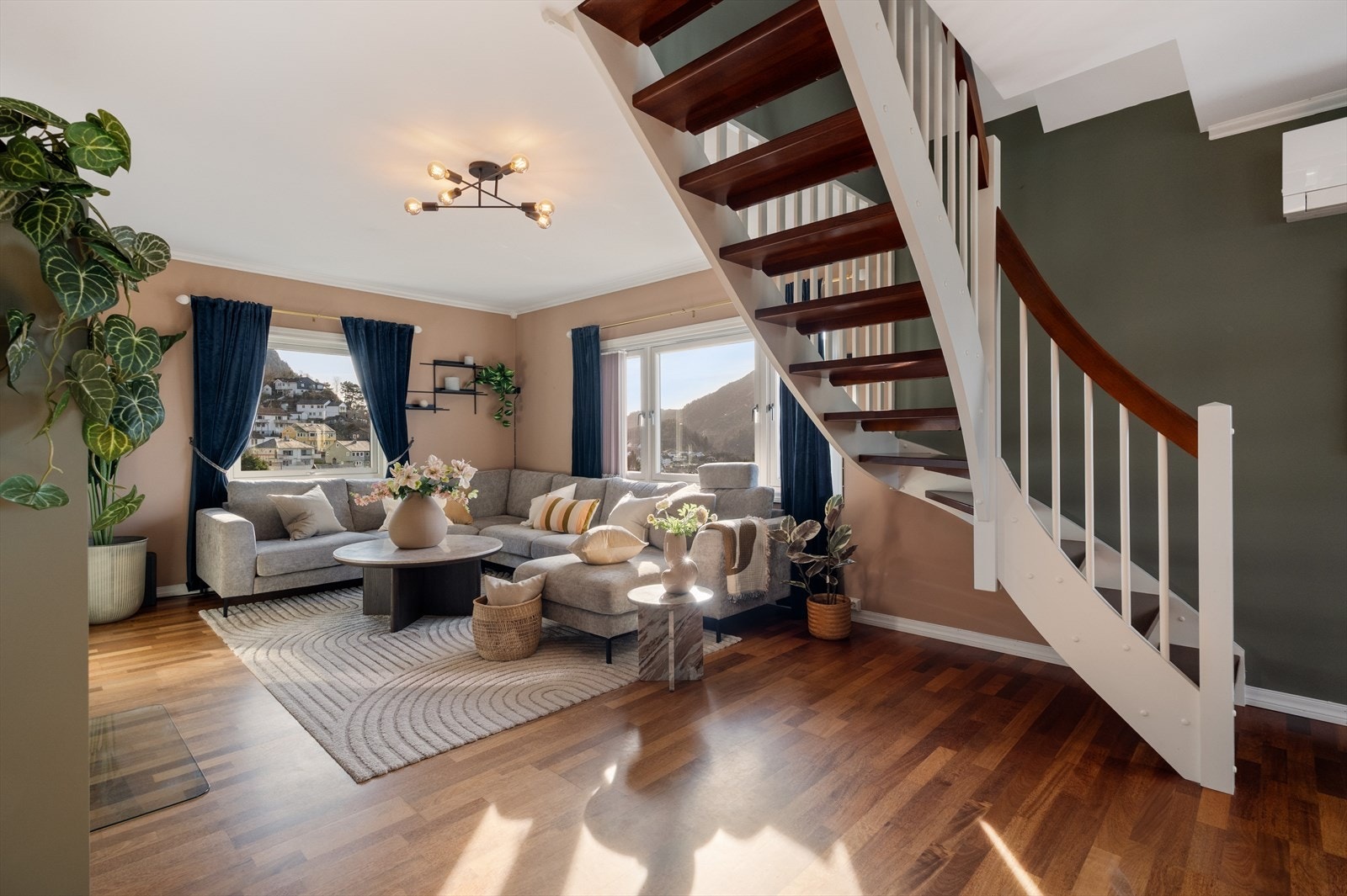 Stuen, sammen med kjøkkenarealet, måler hele 42,6 m². Galleribilde