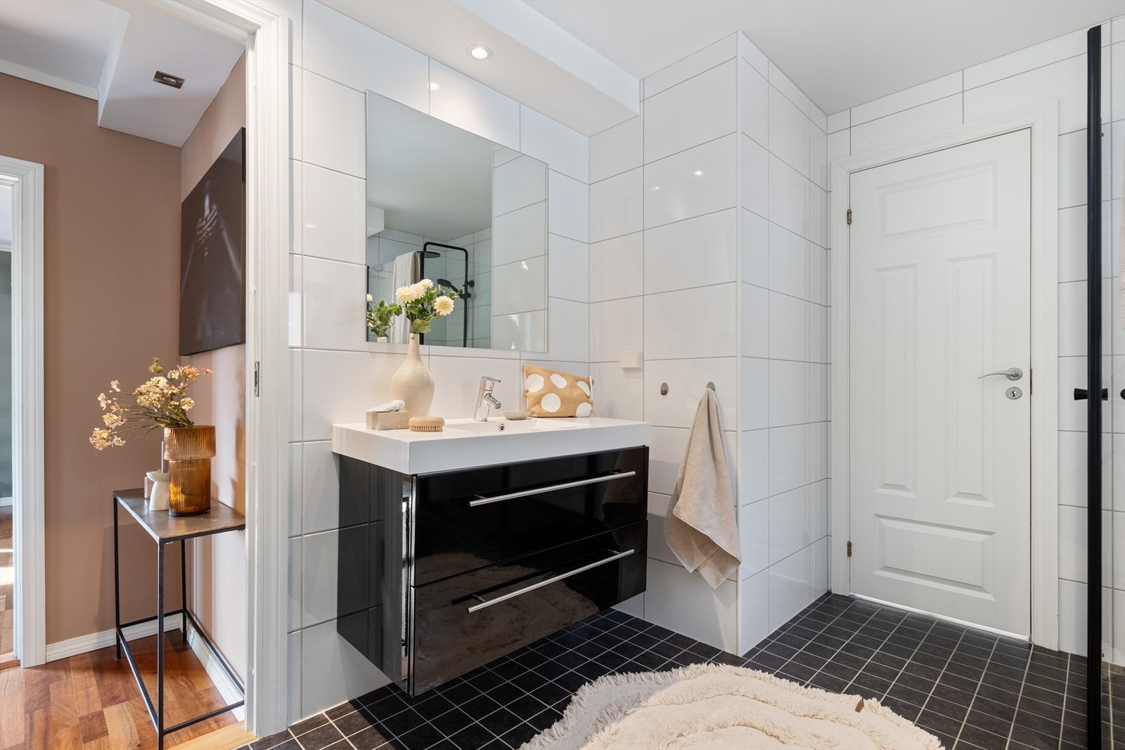 I hovedetasjen er det et fullverdig bad med fliser gulv og vegger. Galleribilde