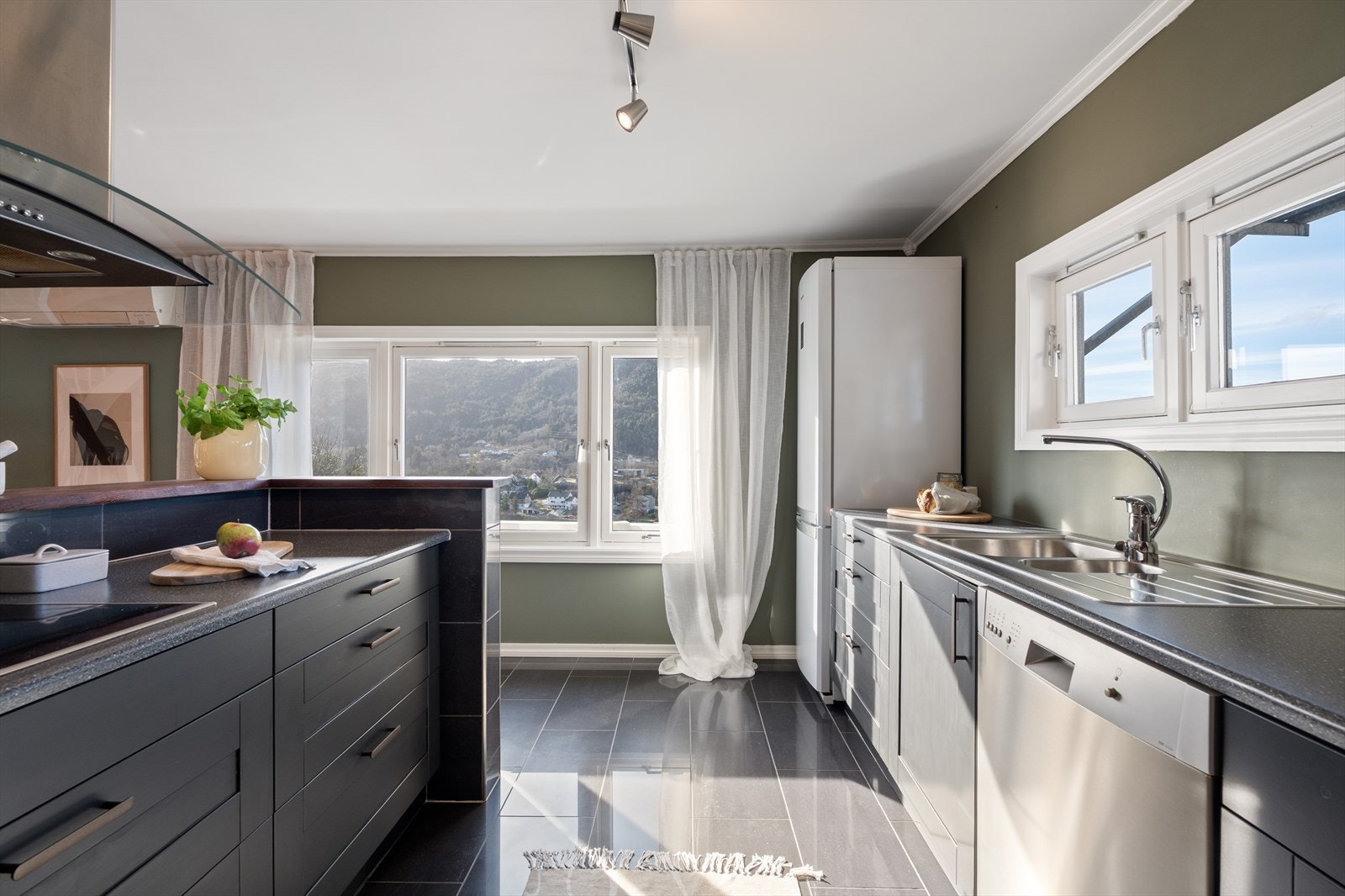 Meget flott kjøkkeløsning! Gulvfliser sørger for enkel rengjøring og lang levetid. Galleribilde