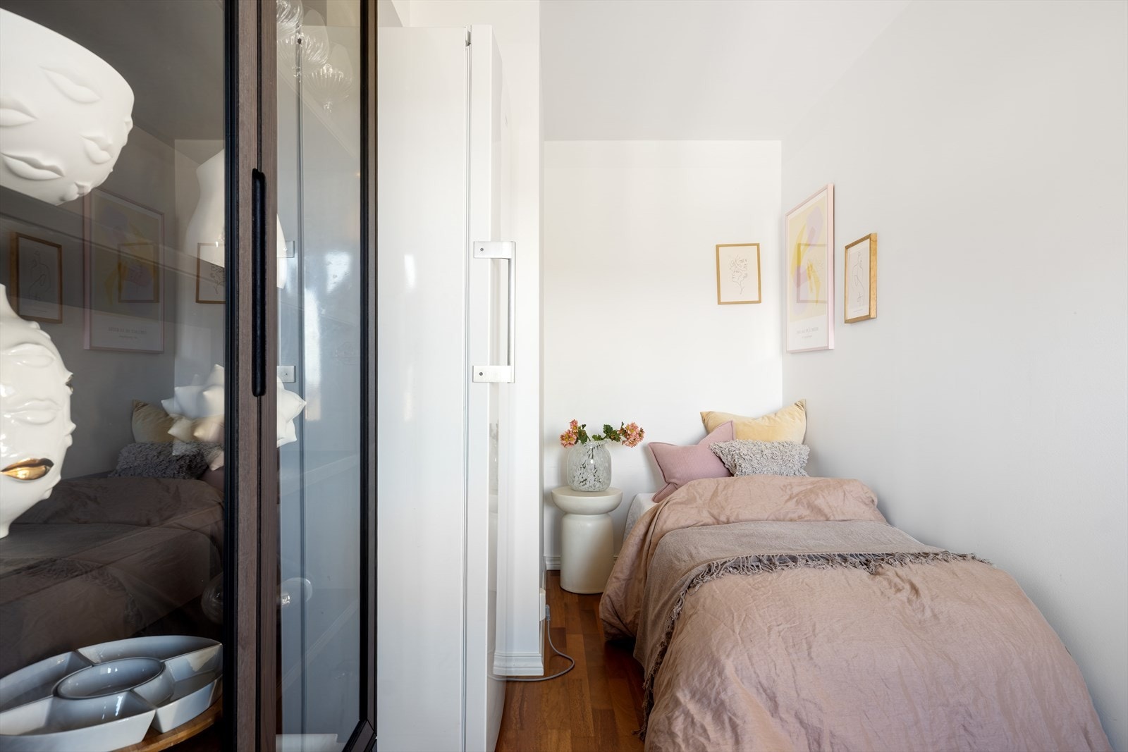 Rommet er godkjent som soverom, men eier har brukt rommet som spiskammer og forlengelse av kjøkkenet. Galleribilde