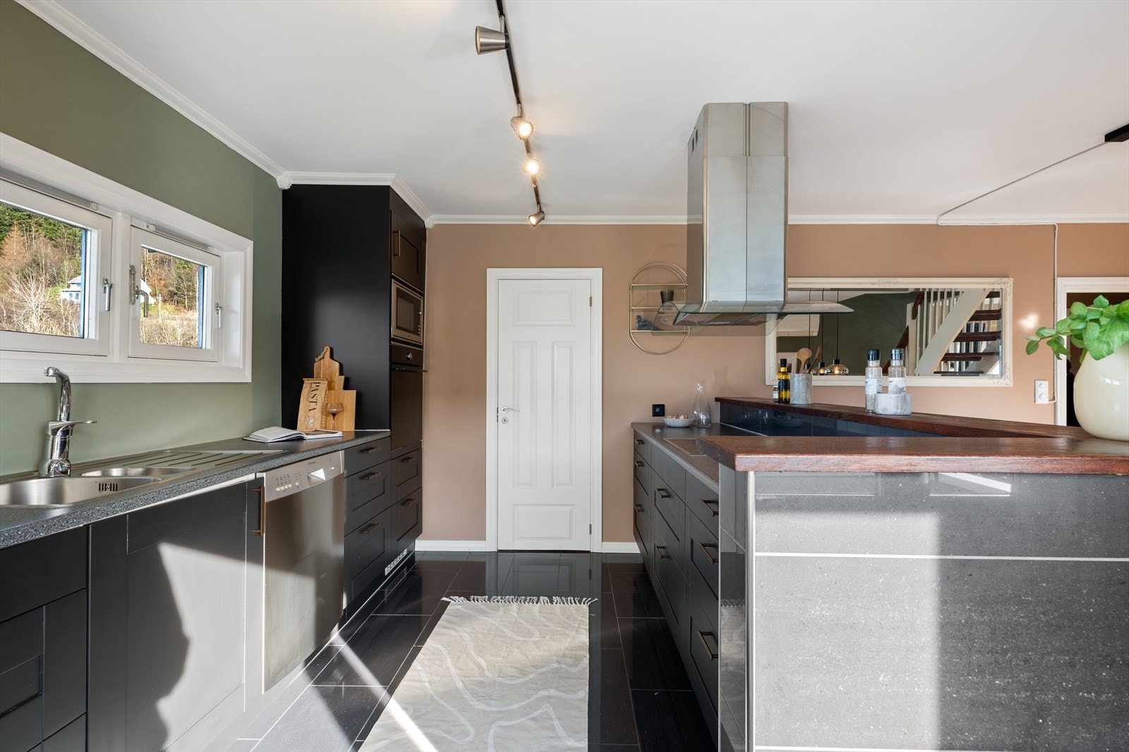 Her får du rikelig med skap- og benkeplass. Galleribilde