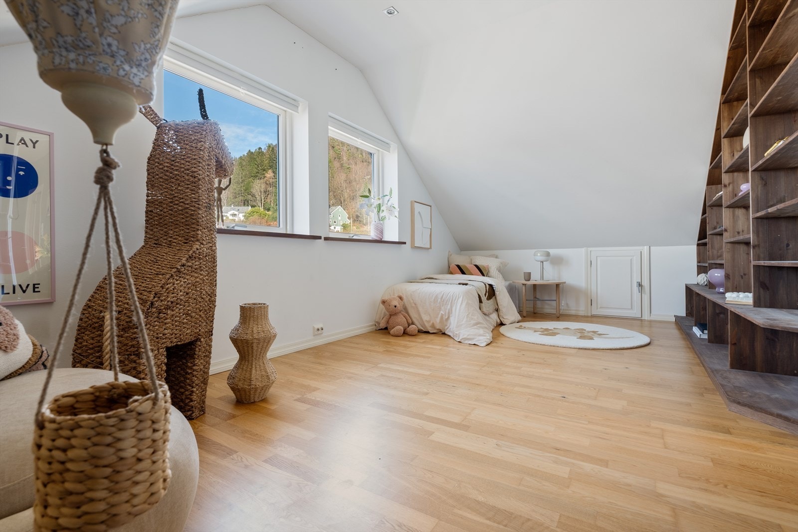 Med fire soverom er dette en perfekt familiebolig. Ved behov kan man også innrede som kontor eller hobbyrom. Galleribilde