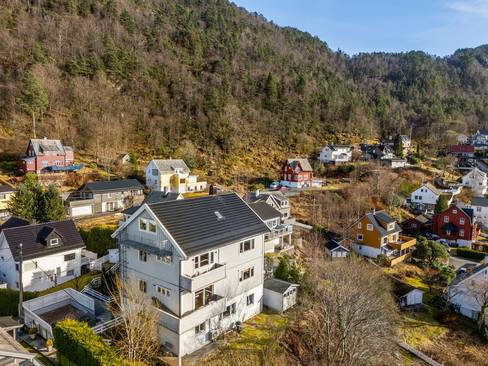 . Fra boligen er det et par minutter til nærmeste busstopp begge retninger. Det er også kort avstand til motorveien med veldig gode bussforhold til sentrum, Sotra, Askøy, Haukeland mm Galleribilde