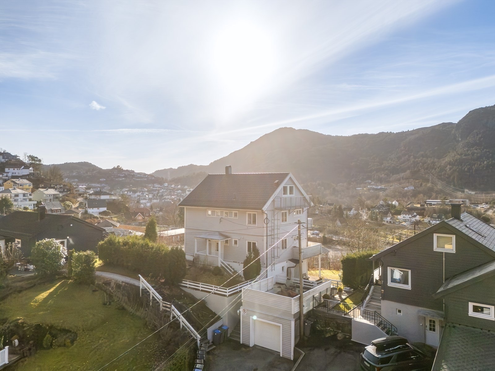Stor felles terrasse, samt privat garasje som følger boligen! Galleribilde