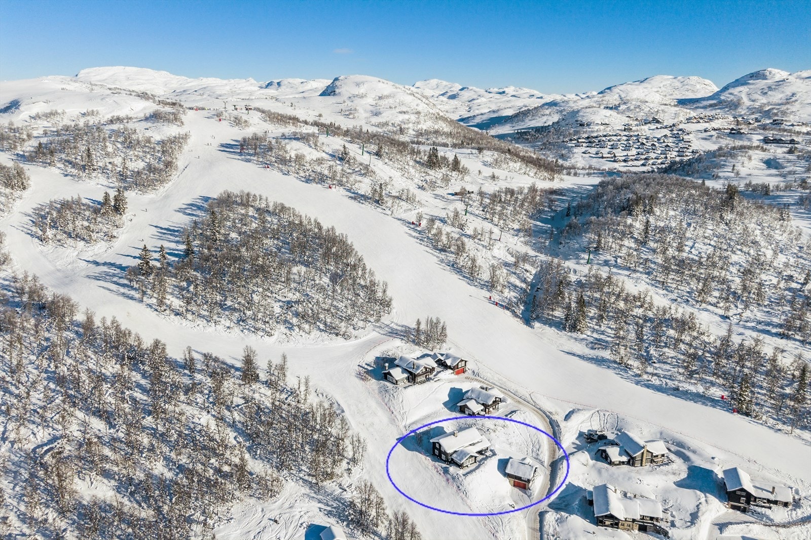 Øverst i feltet ligger denne eksklusive hytta med panoramautsikt som tar pusten fra deg, året rundt. Her bor du høyt, med førsteklasses beliggenhet og følelsen av å ha verden for deg selv. Galleribilde