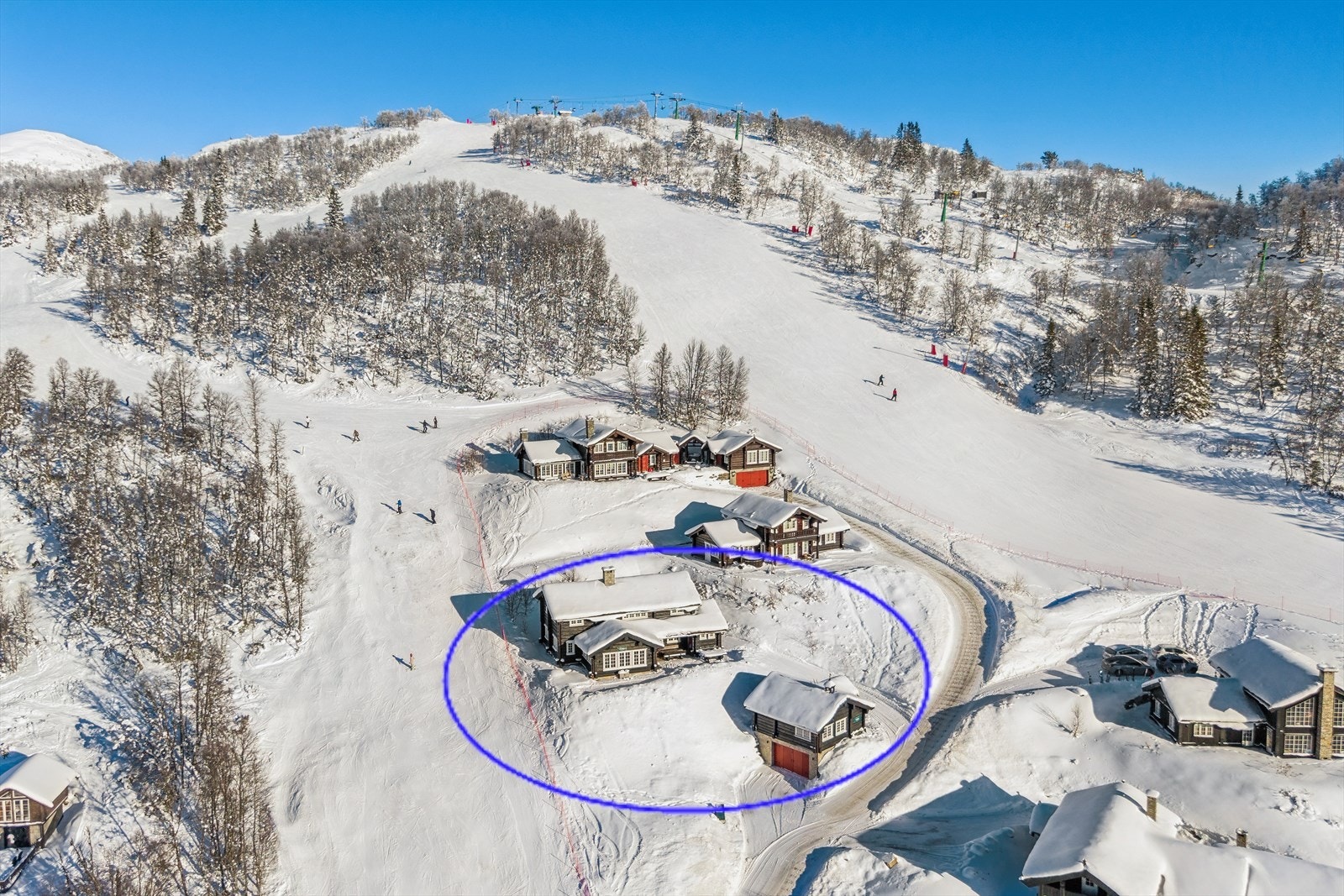 Midt i hjertet av Rauland - her omkranser alpinbakkene hytta på begge sider. Ski rett ut døra og inn i eventyret! Galleribilde