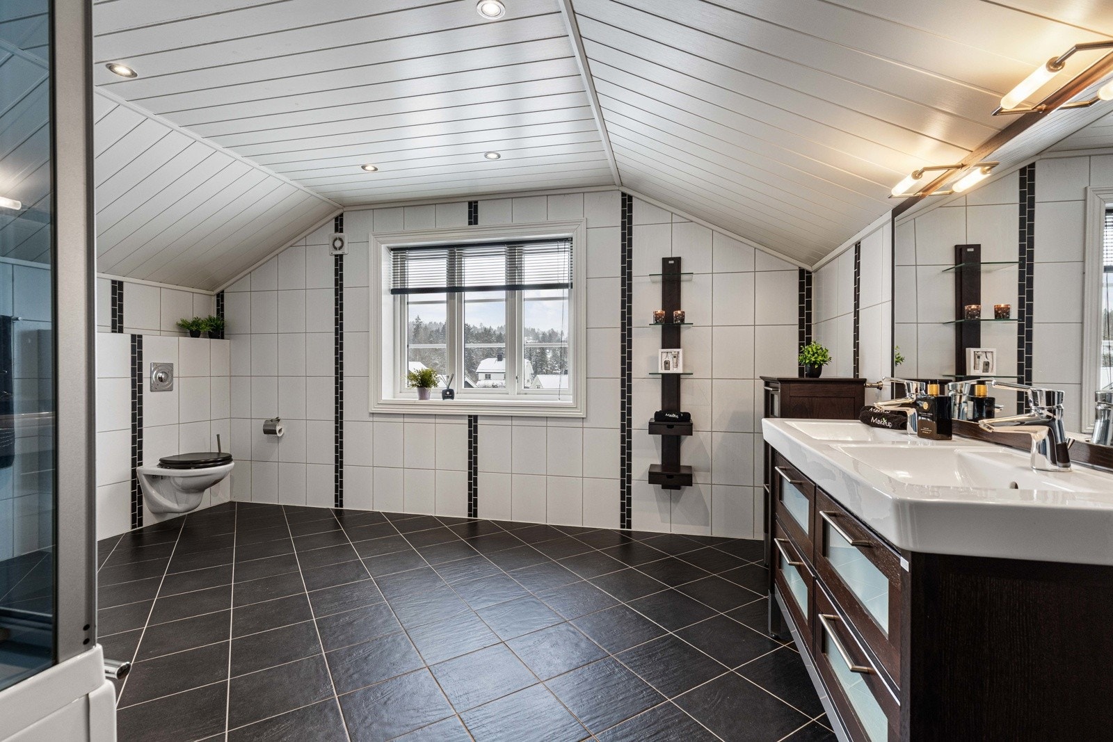 Boligens andre bad ligger i 2. etasje, praktisk plassert mellom de tre soverommene. Galleribilde