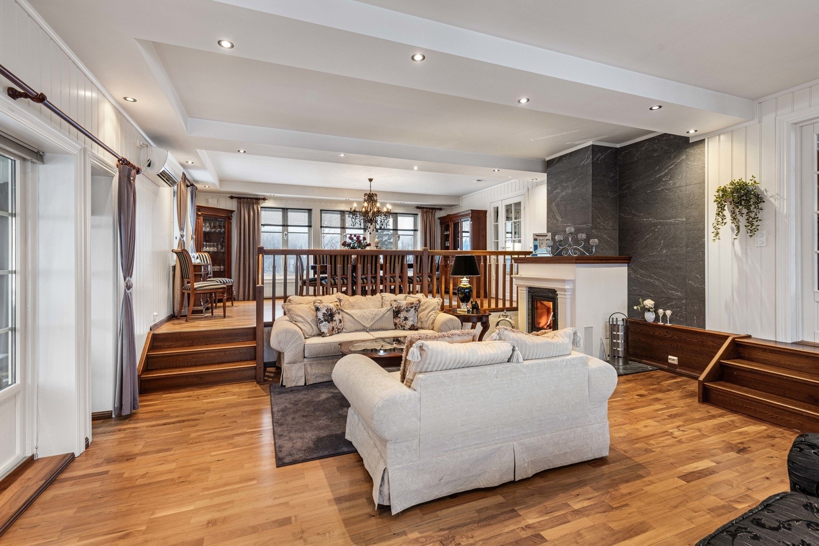 Her har vi gleden av å presentere en innholdsrik enebolig over to plan, med en familievennlig planløsning. Galleribilde