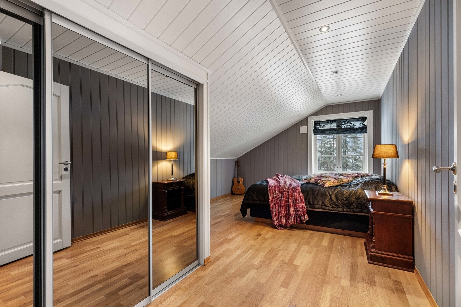 Soverom II, III og IV er også av gode størrelser og har plass til seng, kommode og garderobeskap. Galleribilde