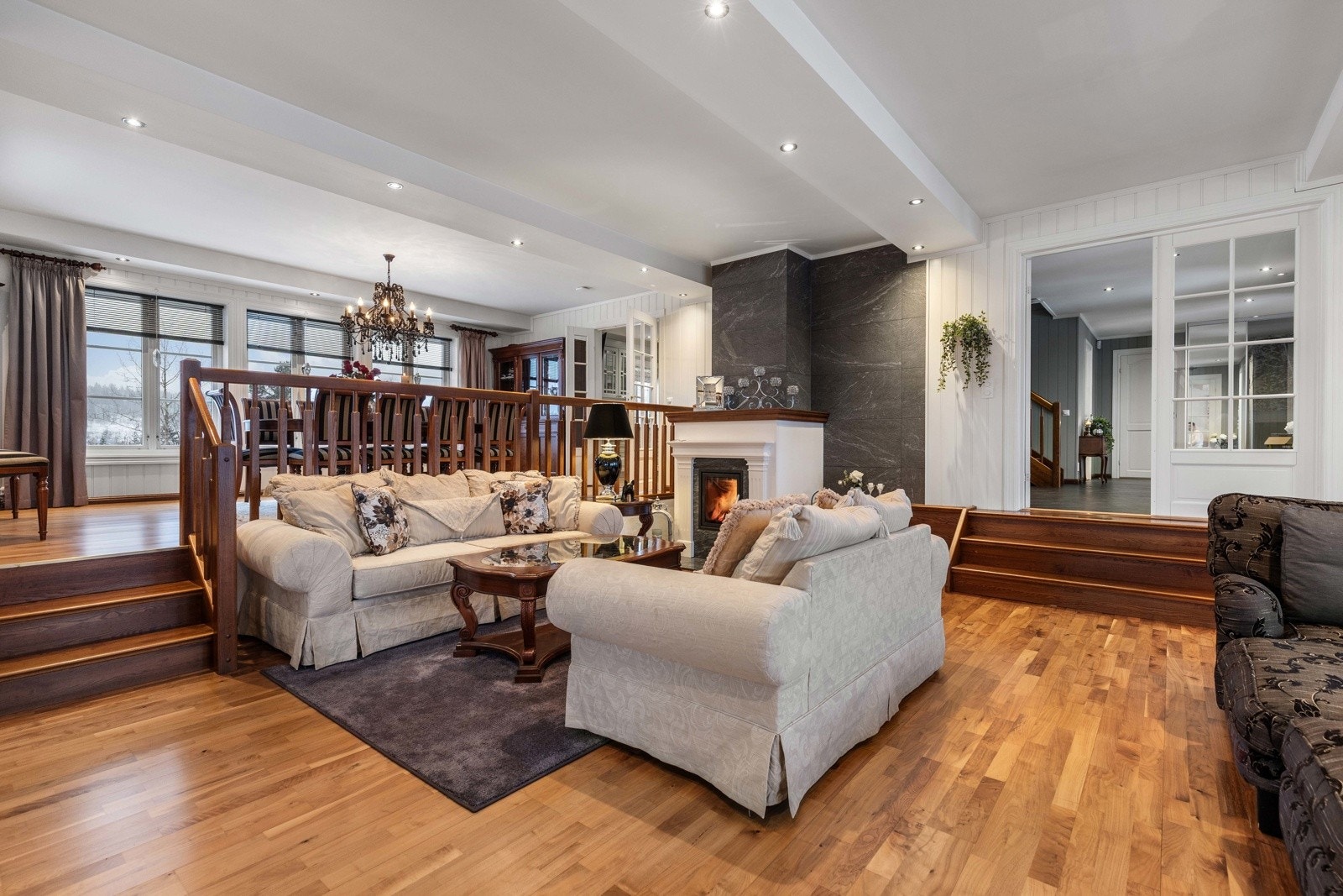 Stor og romslig stue med gode møbleringsmuligheter i flere soner. Galleribilde